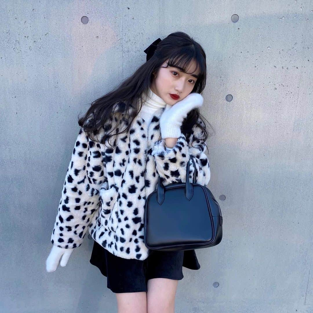 河﨑莉奈さんのインスタグラム写真 - (河﨑莉奈Instagram)「お気に入りコーデ🐩🤍🖤  coat♡ @berin__official  inner tops♡ @envylook_japan  skirt♡ @envylook_japan  long boots♡ @berin__official」1月13日 20時24分 - rinya5588