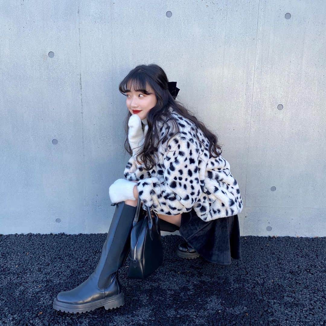 河﨑莉奈さんのインスタグラム写真 - (河﨑莉奈Instagram)「お気に入りコーデ🐩🤍🖤  coat♡ @berin__official  inner tops♡ @envylook_japan  skirt♡ @envylook_japan  long boots♡ @berin__official」1月13日 20時24分 - rinya5588
