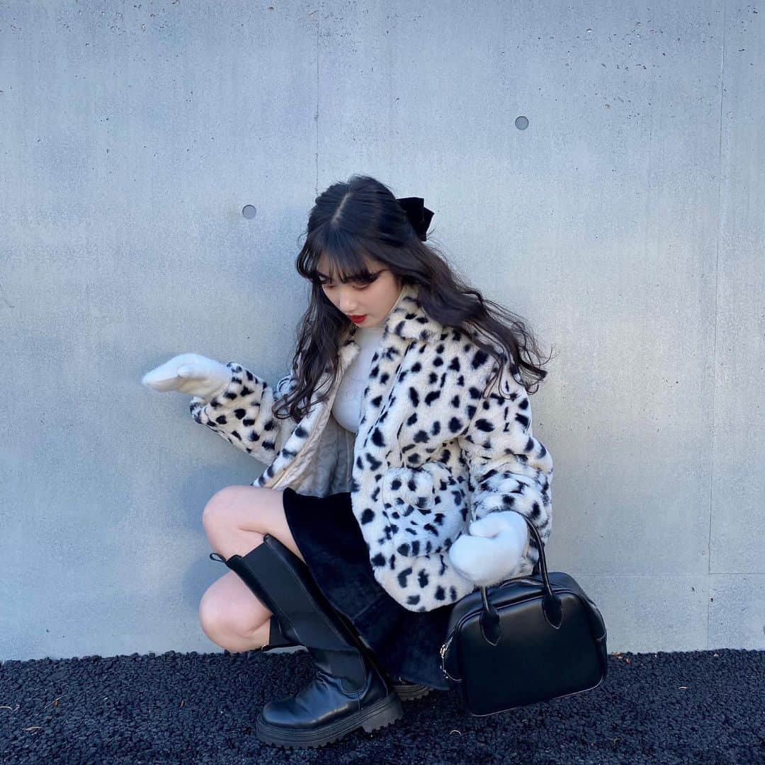 河﨑莉奈さんのインスタグラム写真 - (河﨑莉奈Instagram)「お気に入りコーデ🐩🤍🖤  coat♡ @berin__official  inner tops♡ @envylook_japan  skirt♡ @envylook_japan  long boots♡ @berin__official」1月13日 20時24分 - rinya5588