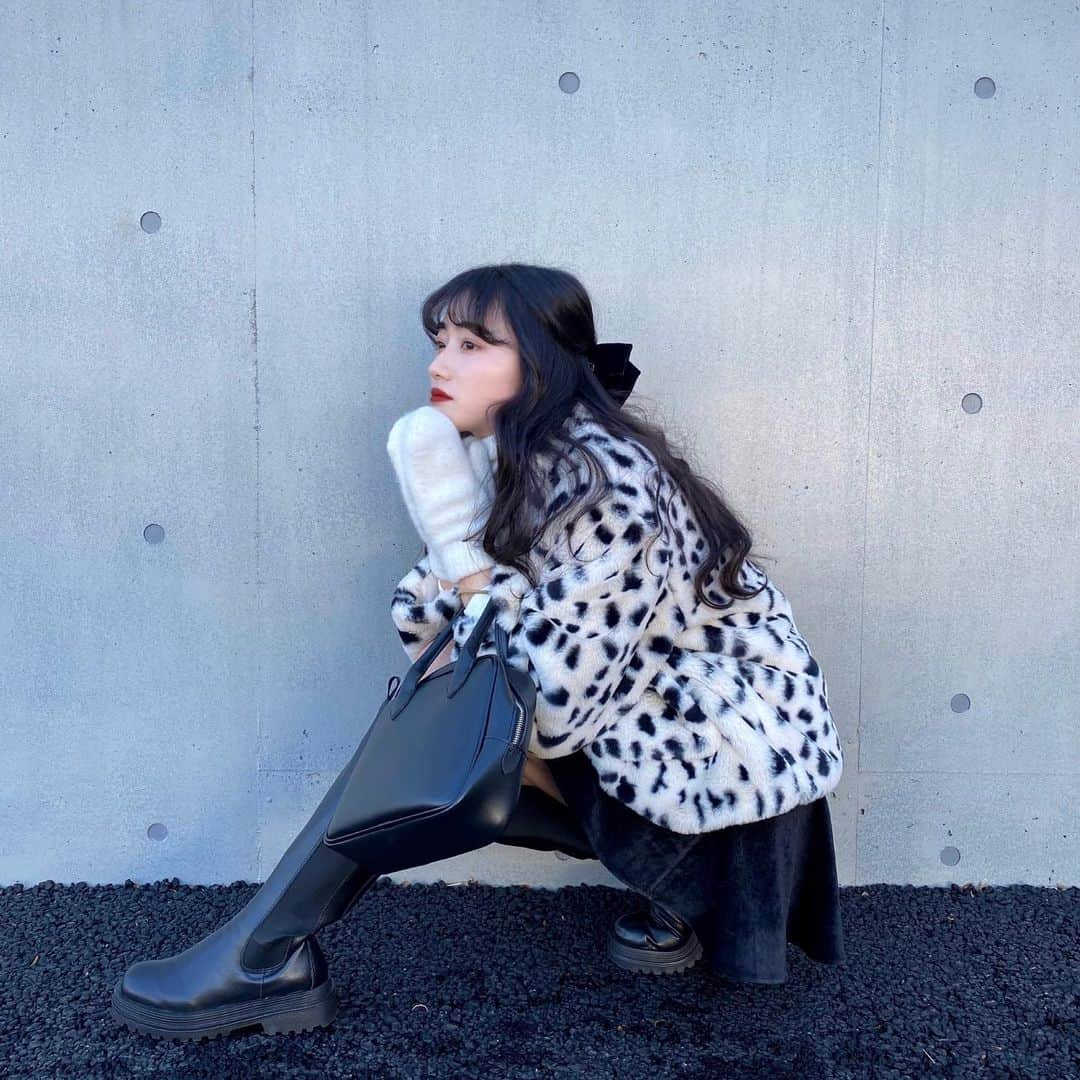 河﨑莉奈さんのインスタグラム写真 - (河﨑莉奈Instagram)「お気に入りコーデ🐩🤍🖤  coat♡ @berin__official  inner tops♡ @envylook_japan  skirt♡ @envylook_japan  long boots♡ @berin__official」1月13日 20時24分 - rinya5588