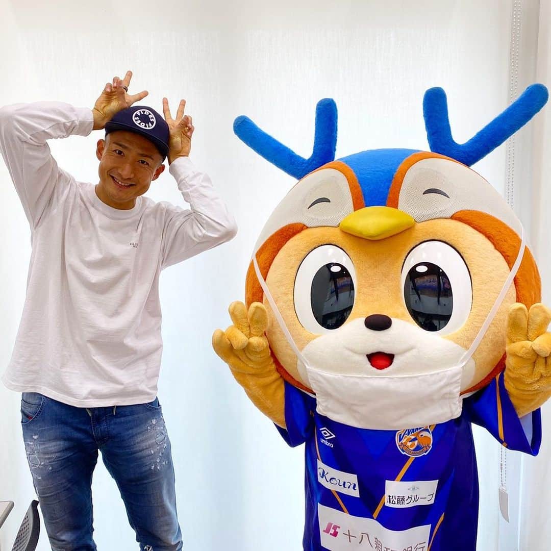都倉賢のインスタグラム：「クラブハウスへ行ったら選手よりも先にヴィヴィくんと遭遇しました😊  はじめましての前にインスタライブもしたし、そもそもマスコット総選挙の時から注目してたし…運命だね😍  力を合わせてJ1昇格に向けて頑張っていこうね！！！  因みにこのポーズはヴィヴィくんのポーズ✌️✌️  キュンより流行らせるぞー！！！」