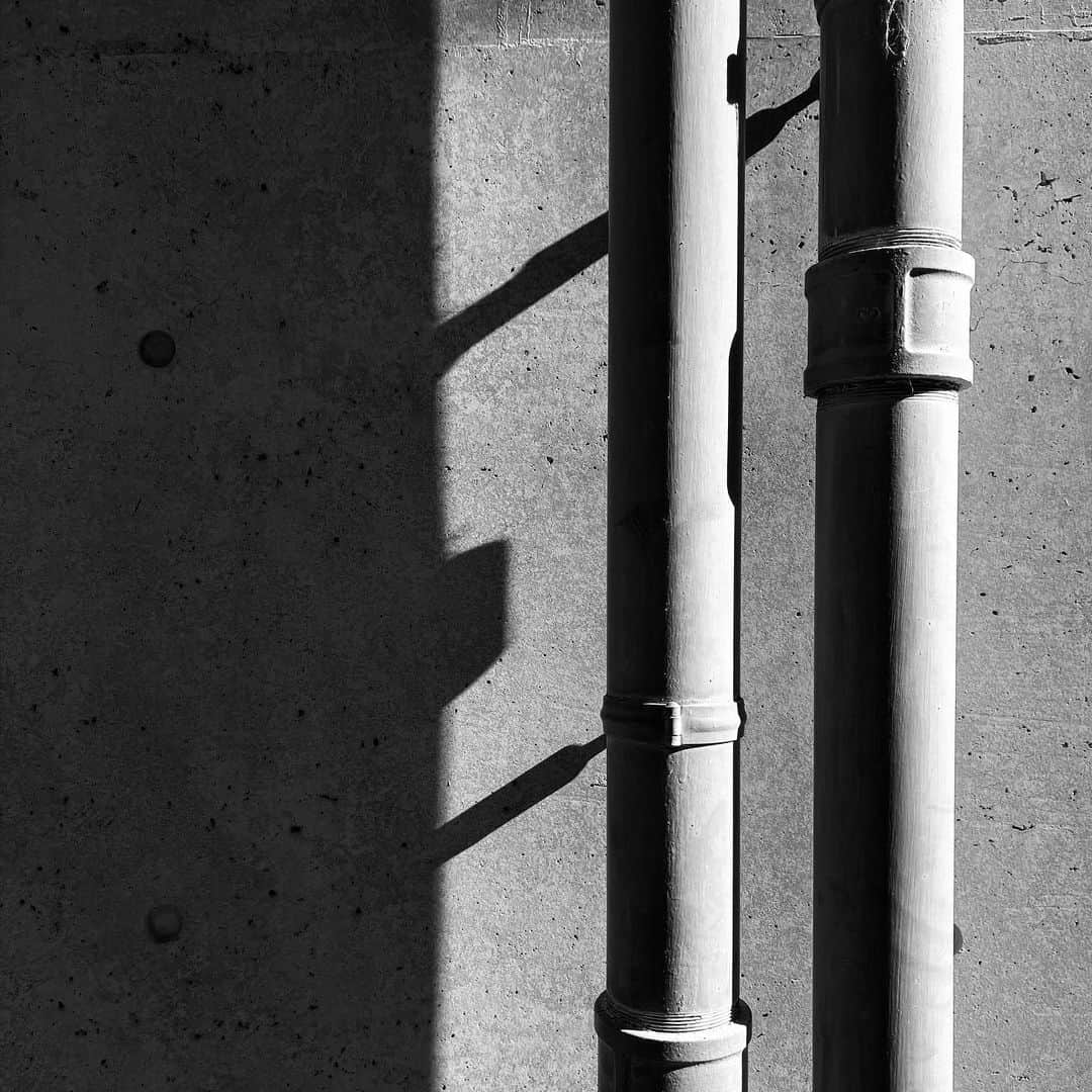 naotakeのインスタグラム：「パイプ - Pipes / iPhone 12 Pro Max & Snapseed, 20210114 . . GRIIIを買った。 . . #spicollective #royalsnappingartists #infamous_family #rsa_main #infinity_photo_cult #jp_gallery_member #jp_gallery_bnw #trb_bnw #wp_bnw  #bnw_life #bnwlife_member #bnw_life_shots #bnw_captures #world_bnw #top_bnw #team_jp_ #team_jp_モノクロ #ig_energy_bw #ig_nihon #streetphotographybnw #igersjp #blackandwhite #bnw #bnwphoto #monochrome #bw #bnwphotography #ShotOniPhone #shotoniphone12promax」