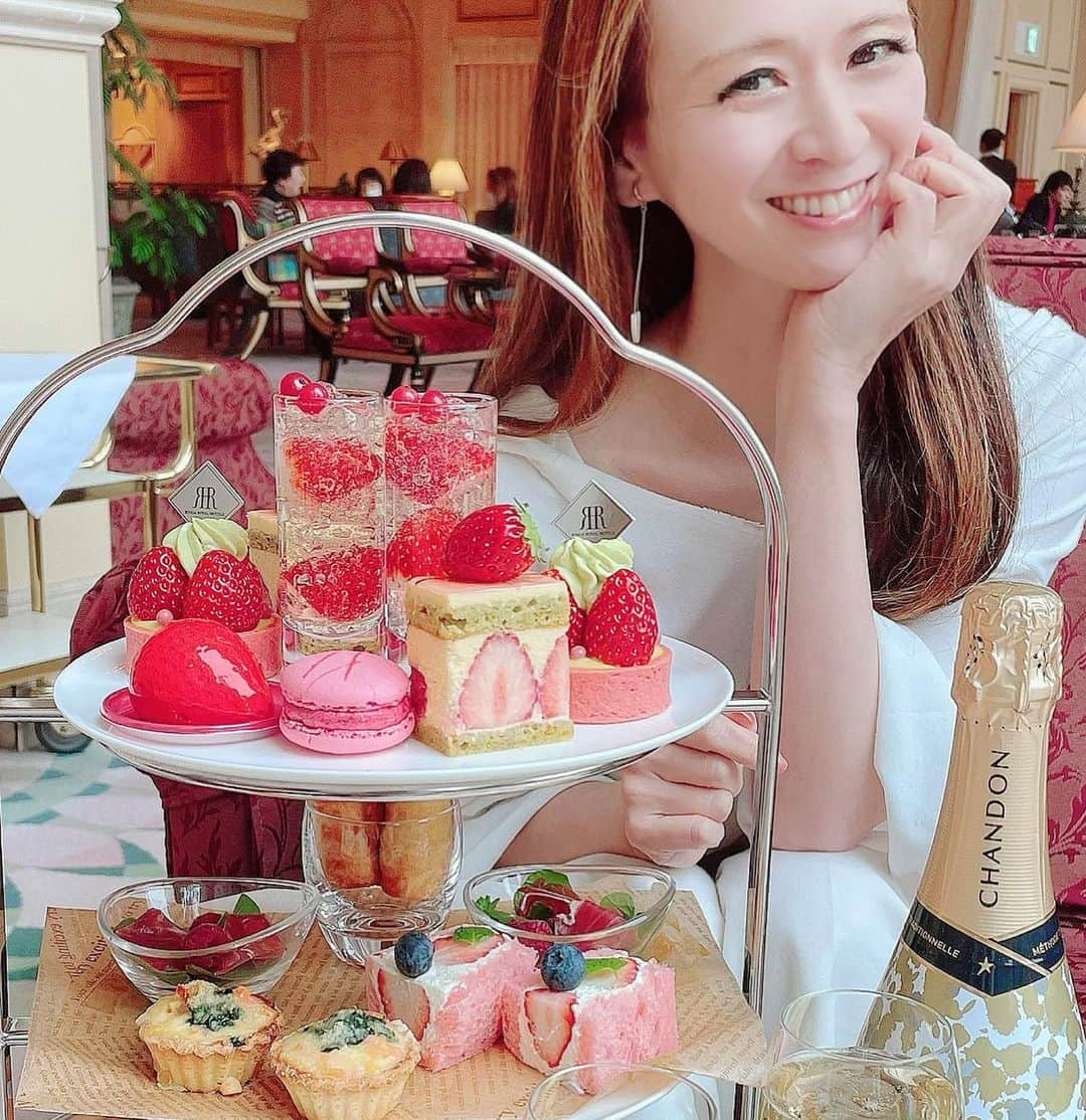 里井真由美さんのインスタグラム写真 - (里井真由美Instagram)「リーガロイヤルホテル東京 苺アフタヌーンティーでございます〜 @rihgaroyalhotel_official   今回も人気のCHANDONとのコラボ、苺との相性ぴったり🍓🍾  最初にフレッシュないちごをバルサミコ、オレンジ、エルダーフラワーのソース で頂きつつ、3段スタンドが登場〜  可愛い〜💕🍓😭💕🍓❤️💕  6種スイーツ、2種スコーンと4種軽食が乗ってます。  苺とピスタチオのタルトが 香り良くてタルトもサクサク フレジェも美味しかったなぁ🍓❤️  限定のいちごミルク🍓🥛は、甘すぎず 飲みやすいですよ♡  スコーンはクロテッドクリーム、いちご、はちみつ♡ 王道の組み合わせ大好き💕  店内は空間をとり、ラグジュアリー感と安全さを両方完備。安心して頂けます。  2021年1月4日（月）～2月28日（日）まで ご予約がおすすめです  🔻 🔻 https://www.rihga.co.jp/tokyo/restaurant/list/garden_lounge/sweets#strawberry_at  お招き感謝✨  。。。。  menu  ［スイーツ］ 本日の苺 バルサミコ、オレンジ、エルダーフラワーのソース フレジェ 苺とオレンジのムース 苺とピスタチオのタルト 苺とCHANDONのジュレ 木苺のマカロン スコーン（木苺＆バラ、プレーン） 苺とライチのジャム、クロテッドクリーム、蜂蜜  ［軽食］ 苺のフルーツサンド スモークサーモンとクリームチーズのキッシュ トマトとモッツァレラチーズのトルティーヤ 生ハムサラダ　木苺のドレッシング  ［お飲み物］ ホット苺ミルク（おひとり様1杯） 紅茶 または コーヒー  。。。  #リーガロイヤルホテル東京#アフタヌーンティー#苺アフタヌーンティー#いちご#CHANDON #モンブランの世界#栗#和栗#栗スイーツ#モンブラン#里井真由美#里井ワグリーナ真由美#ワグリーナ#ワグリーナ真由美#japan#mayumisatoi#アフタヌーンティー#零食#さといいね#스위트#ありが糖運動#まゆログ#甜食#着物#フードジャーナリスト里井真由美#kimono#kimonostyle」1月13日 20時16分 - mayumi.satoi