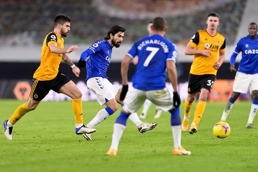 アンドレ・ゴメスのインスタグラム：「🔵 Massive win away from home to keep us at the Top! 👊🏻  @everton #COYB」