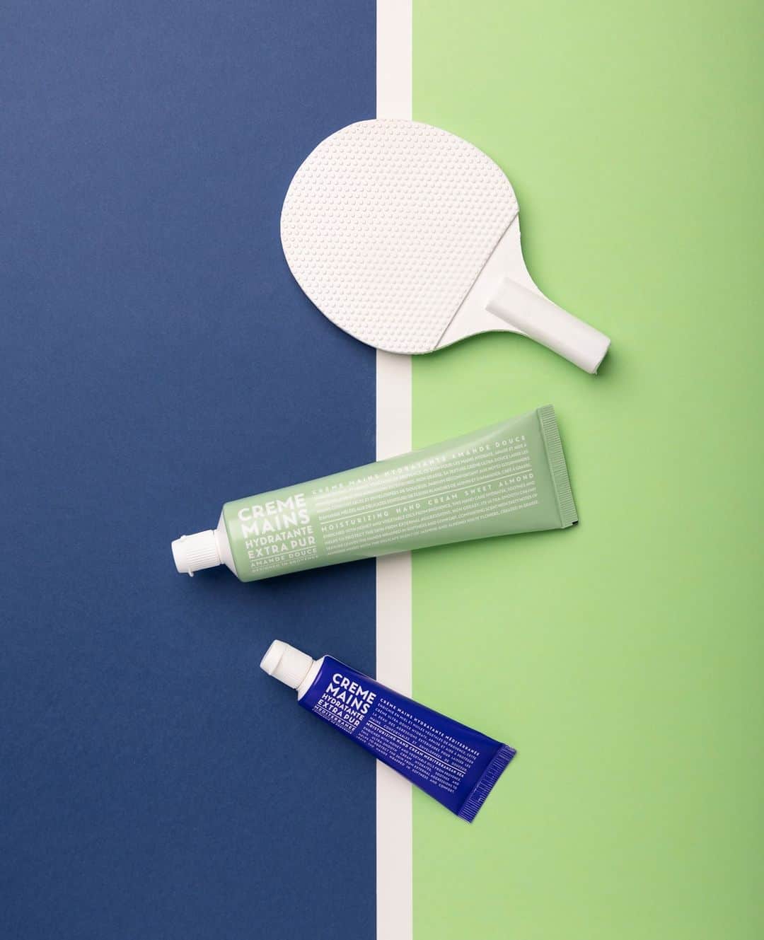 カンパニードプロバンスのインスタグラム：「Jeu, Set & Match 🎾 Le froid est l'un de nos plus gros adversaire cette saison ! En hiver, lorsque le mercure est en chute, la circulation sanguine ralentit et il est plus difficile pour la peau de se procurer l'eau et les nutriments dont elle a besoin. Résultat ? Game Over. N'attendez pas que le froid vous arrache la victoire des mains ! Faites votre choix dès aujourd'hui ! #adopteunecrememains⁠ --⁠ Game, Set & Match 🎾 Coldness is one of our biggest opponents this season! In winter, when the mercury is dropping, blood circulation slows down and it is more difficult for the skin to get the water and nutrients it needs. Result? Game Over. Don't wait for the cold to snatch victory from your hands! Make your choice today! #adoptahandcream」