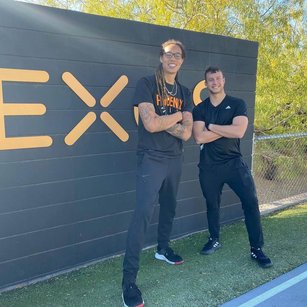 ブリトニー・グリナーのインスタグラム：「One of the best trainers I’ve had the pleasure of working with! Super passionate and invested in making a plan that works for you. Also have to give a huge Thank you to @team_exos for having everything we needed in house in one location! If your an athlete of any level you have to go see both in Phoenix! Haven’t felt this good in a long time! Literally no knee pains at all. ❤️」