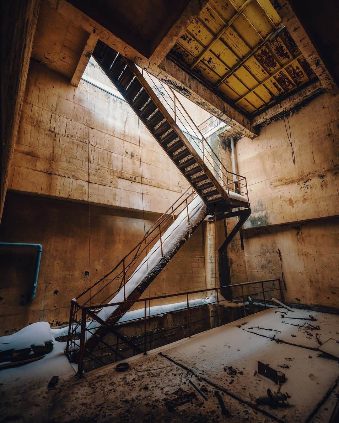 啝 （わ）のインスタグラム：「Snow stairs 𓆲 𓆲 𓆲 #abandonedafterdark #urbex_supreme #desertedplaces #abandon_seekers_ #urbex_regards #welcometwoneverland #kings_abandoned #abandonedcentral #the_urbex_institute #renegade_abandoned #rsa_preciousjunk #glitz_n_grime #gotrespassing #savethedecay #bandorebelz #abandoned_addiction #abandoned #urbex #global_urbex #urbex_utopia #abandonig #allabandoned #urbex_kings #sombrexplore #grime_lords #urbxtreme #all_is_abandoned #discarded_butnot_forgotten #廃墟 #made_in_decay」