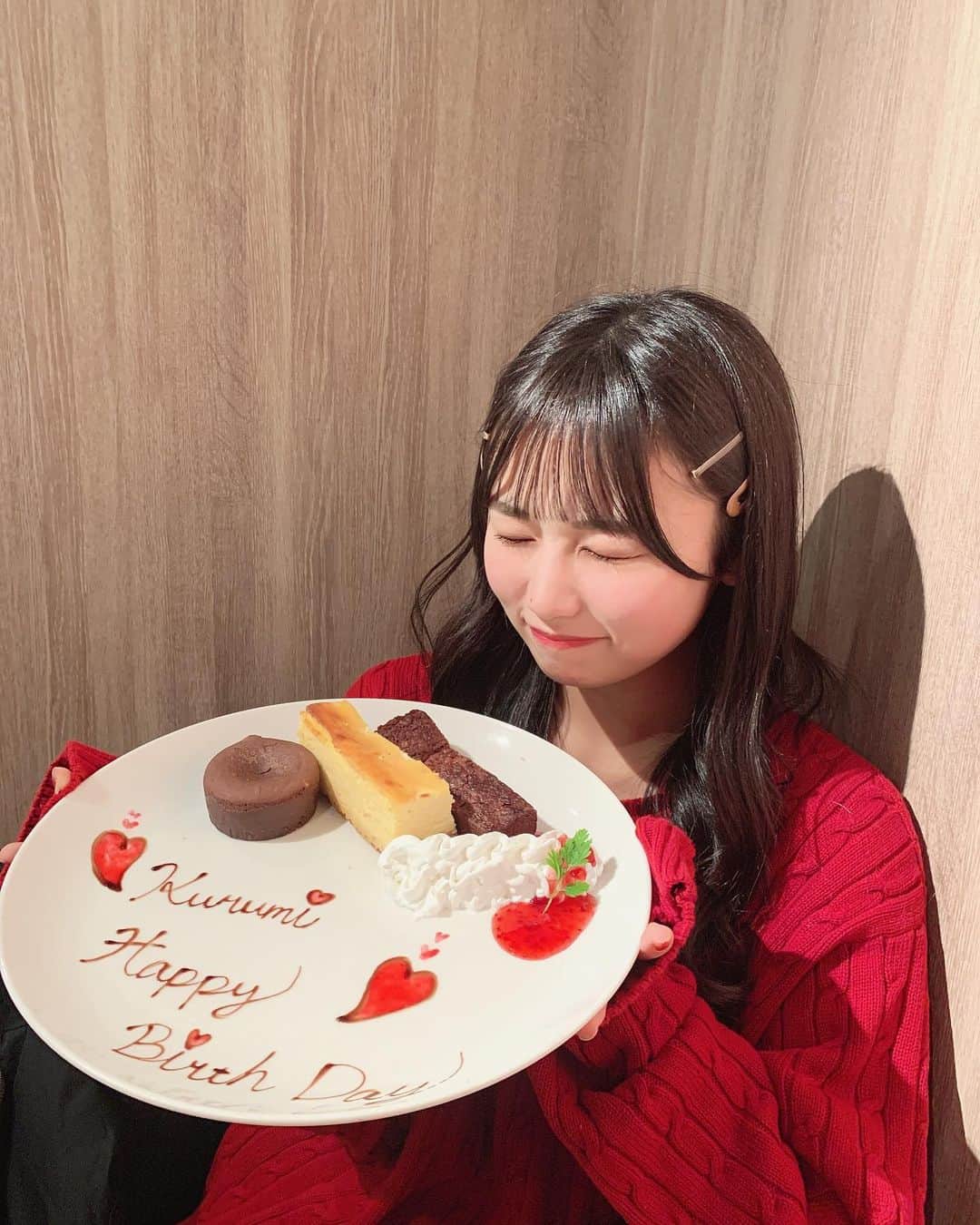 宮丸くるみのインスタグラム：「ちょっと前の写真´`* 表情豊か、笑  ・ ・ ・  #リリバリ #lilyofthevalley #アイドル #idol #jk #18歳 #高校生 #ロングヘア #巻き髪 #黒髪 #ぱっつん前髪 #シースルー前髪 #誕生日 #サプライズ #誕生日ケーキ」