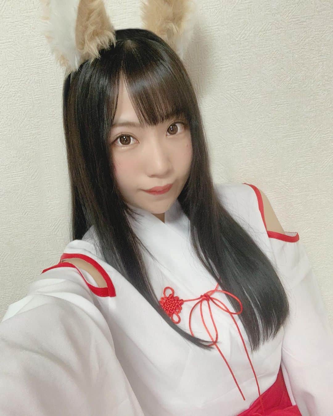 のインスタグラム：「コンコン🦊⛩ . . . . #巫女 #巫女さん #巫女コス #きつね #キツネ #黒髪 #コスプレ #クリアストーン #アイドル #girl #idol #kawaii #kawaiigirl #kawaiifashion #followme #miko #cosplay」