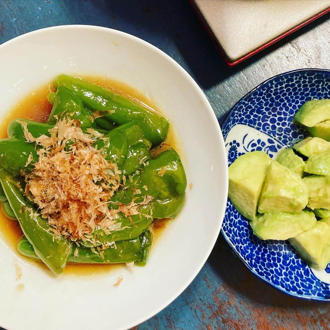 井上荒野さんのインスタグラム写真 - (井上荒野Instagram)「夫作。鶏団子の鍋と副菜2品。週3日作るようになって成長著しいです😄」1月13日 20時33分 - arereno