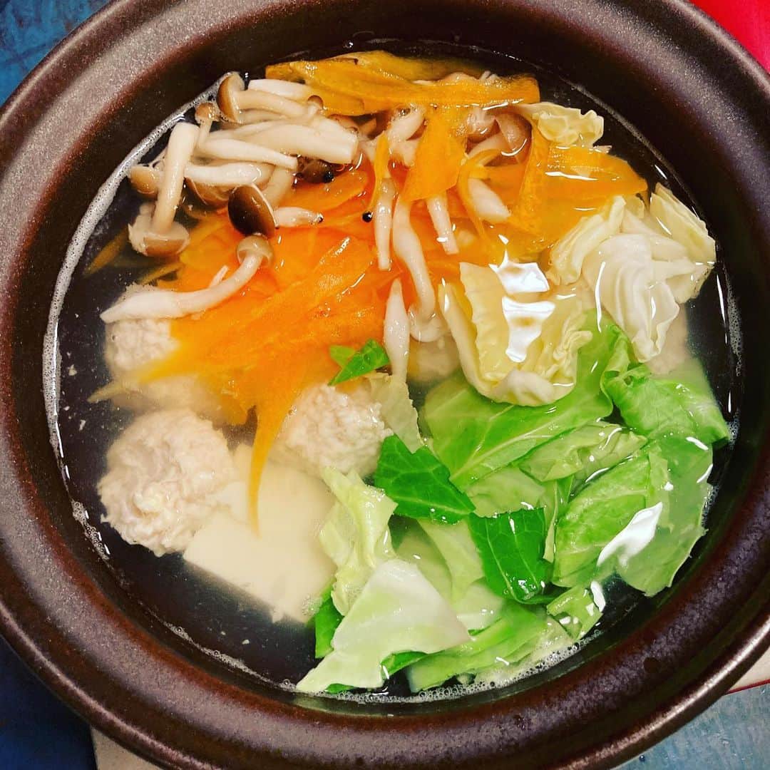 井上荒野のインスタグラム：「夫作。鶏団子の鍋と副菜2品。週3日作るようになって成長著しいです😄」