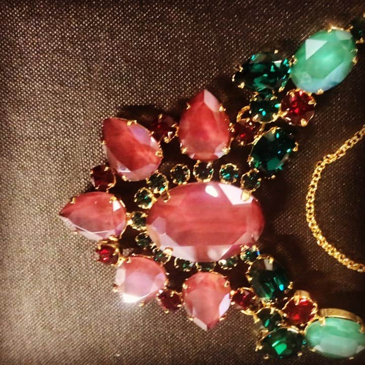 ロドリゴ ニューヨーク バイ ロドリゴ オタズのインスタグラム：「Royal Red Necklace, an end of an Era, last Necklace of this Royal Collection #stayam wear jewelry everywhere! #swarovskicrystals #goldplated #handmade #madeineurope #designedinholland」