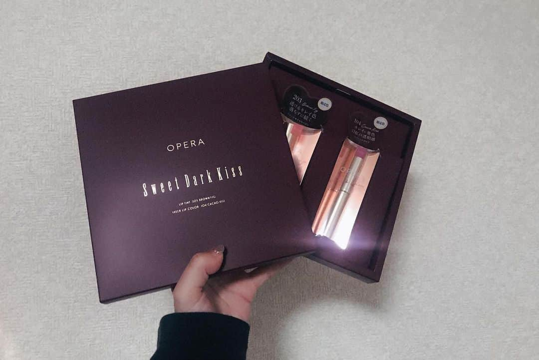 大塚りりあさんのインスタグラム写真 - (大塚りりあInstagram)「@opera_cosmetics﻿ ﻿ 最近気づいたらブラウンリップばっかりになっております🐻﻿ ﻿ オペラから待望のブラウンリップが発売🐻﻿ ﻿ ティントリップだからマスクしてても安心だね﻿ 透明感たっぷりだから暗くなり過ぎず、色んなメイクに合いそう🐻﻿ ﻿ シアーリップカラーは﻿ 昨年即完売した｢カカオキス｣が復刻店頭販売されるよ🐻要check🐻🍫﻿ ﻿ ﻿ ﻿ ﻿ ﻿ ﻿ ﻿ #OPERA﻿ #ブラウンリップ﻿ #オペラブラウンリップ﻿ #リップティント﻿ #ティントリップ﻿ #pr﻿ ﻿ ﻿ ﻿ ﻿ ﻿」1月13日 20時28分 - riria_ohtsuka