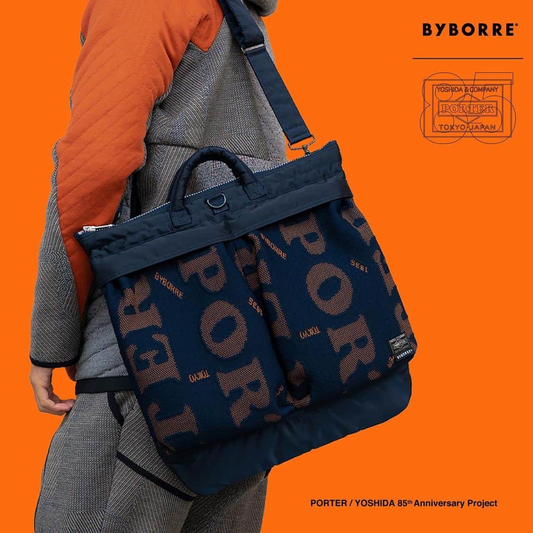 のインスタグラム：「. PORTER / YOSHIDA 85th Anniversary Project﻿ いよいよ、PORTER × BYBORREを発売します。﻿ ﻿ 吉田カバン創業85周年を記念し、オランダ・アムステルダムを拠点とするテキスタイルイノベーションスタジオ“BYBORRE（バイボレ）”とコラボレーションしたスペシャルアイテムです。﻿ ﻿ 2010年にBorre Akkersdijk（ボレ・アッケルスダイク）氏によって創業したBYBORREは、最先端の素材開発に取り組み、機能的かつデザイン性の高いニットウェアなどを展開しています。革新的な技術を創造するため、様々なブランドとのコラボレーションやディスカッションを通じてニットの新たな可能性を追求しています。﻿ ﻿ こちらのコラボレーションアイテムは、メイン素材にPORTERオリジナルのナイロンボンディング生地と、BYBORREを象徴するテキスタイルニット「AO3™（Attachment Only 3 Layer）」という再生ポリエステル100%の糸で編まれたサスティナブルなニットを使用しています。﻿ このニット生地はデザイン・糸・配色などを1から創作した完全オリジナルの生地です。「AO3™」は3層構造で表と裏の間のヨコ糸を強く圧縮しているため、ニット生地としては他に類をみない密度と表情豊かなドレープを実現しています。﻿ ﻿ 普段使いしやすい人気の定番アイテムをベースに、男女問わずお使いしていただける6型のラインナップです。ショルダーストラップが付く3型には、この「AO3™」のニット生地を使用した肩パッドが付属します。﻿ ﻿ ALICE PACK﻿ ￥40,000＋tax﻿ W300/H370/170mm﻿ ﻿ 2WAY HELMET BAG﻿ ￥35,000＋tax﻿ W410/W430mm﻿ ﻿ 2WAY SHOULDER BAG﻿ ￥33,000＋tax﻿ W320/H250/D80mm﻿ ﻿ WAIST BAG﻿ ￥21,000＋tax﻿ W270/H170/D130mm﻿ ﻿ VERTICAL SHOULDER BAG﻿ ￥19,000＋tax﻿ W140/H170/D50mm﻿ ﻿ EFFECTS BAG﻿ ￥10,000＋tax﻿ φ170/H150mm﻿ ﻿ 発売日：1月15日（金）﻿ ※吉田カバンオフィシャルオンラインストアはPM12:00から発売します。﻿ ﻿ こちらのアイテムは、PORTER flagship store、PORTER STAND、PORTER EXCHANGE、KURA CHIKA by PORTER、CLOAKROOM by PORTER、POTR、PORTER KOREA、吉田カバンオフィシャルオンラインストア、PORTER Rakuten Fashion店のみでの限定発売です。﻿ ※PORTER Rakuten Fashion店は販売方法が異なります。予めご了承ください。﻿ ﻿ ※完全数量限定につき、在庫がなくなり次第終了となります。﻿ ※当日の状況により止むを得ず販売方法を変更する場合がございます。予めご了承ください。﻿ ﻿ BYBORREのテキスタイルに対する革新的で責任あるクリエーションと、PORTERのモノ作りの精神とこだわりが詰まったスペシャルアイテムです。﻿ ﻿ #yoshidakaban #porter #luggagelabel #porteryoshida #madeinjapan #japan #85thanniversary #heatandsoulintoeverystich #byborre #knit #textile #innovation #Amsterdam #alicepack #helmetbag #shoulderbag #waistbag #effectbag #吉田カバン #ポーター #85周年 #一針入魂 #バイボレ #ニット #テキスタイル」
