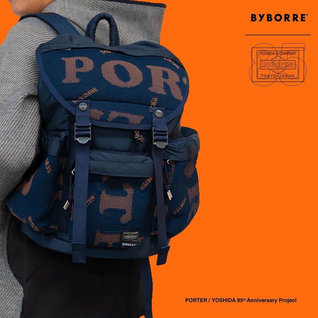 のインスタグラム：「. PORTER / YOSHIDA 85th Anniversary Project﻿ いよいよ、PORTER × BYBORREを発売します。﻿ ﻿ 吉田カバン創業85周年を記念し、オランダ・アムステルダムを拠点とするテキスタイルイノベーションスタジオ“BYBORRE（バイボレ）”とコラボレーションしたスペシャルアイテムです。﻿ ﻿ 2010年にBorre Akkersdijk（ボレ・アッケルスダイク）氏によって創業したBYBORREは、最先端の素材開発に取り組み、機能的かつデザイン性の高いニットウェアなどを展開しています。革新的な技術を創造するため、様々なブランドとのコラボレーションやディスカッションを通じてニットの新たな可能性を追求しています。﻿ ﻿ こちらのコラボレーションアイテムは、メイン素材にPORTERオリジナルのナイロンボンディング生地と、BYBORREを象徴するテキスタイルニット「AO3™（Attachment Only 3 Layer）」という再生ポリエステル100%の糸で編まれたサスティナブルなニットを使用しています。﻿ このニット生地はデザイン・糸・配色などを1から創作した完全オリジナルの生地です。「AO3™」は3層構造で表と裏の間のヨコ糸を強く圧縮しているため、ニット生地としては他に類をみない密度と表情豊かなドレープを実現しています。﻿ ﻿ 普段使いしやすい人気の定番アイテムをベースに、男女問わずお使いしていただける6型のラインナップです。ショルダーストラップが付く3型には、この「AO3™」のニット生地を使用した肩パッドが付属します。﻿ ﻿ ALICE PACK﻿ ￥40,000＋tax﻿ W300/H370/170mm﻿ ﻿ 2WAY HELMET BAG﻿ ￥35,000＋tax﻿ W410/W430mm﻿ ﻿ 2WAY SHOULDER BAG﻿ ￥33,000＋tax﻿ W320/H250/D80mm﻿ ﻿ WAIST BAG﻿ ￥21,000＋tax﻿ W270/H170/D130mm﻿ ﻿ VERTICAL SHOULDER BAG﻿ ￥19,000＋tax﻿ W140/H170/D50mm﻿ ﻿ EFFECTS BAG﻿ ￥10,000＋tax﻿ φ170/H150mm﻿ ﻿ 発売日：1月15日（金）﻿ ※吉田カバンオフィシャルオンラインストアはPM12:00から発売します。﻿ ﻿ こちらのアイテムは、PORTER flagship store、PORTER STAND、PORTER EXCHANGE、KURA CHIKA by PORTER、CLOAKROOM by PORTER、POTR、PORTER KOREA、吉田カバンオフィシャルオンラインストア、PORTER Rakuten Fashion店のみでの限定発売です。﻿ ※PORTER Rakuten Fashion店は販売方法が異なります。予めご了承ください。﻿ ﻿ ※完全数量限定につき、在庫がなくなり次第終了となります。﻿ ※当日の状況により止むを得ず販売方法を変更する場合がございます。予めご了承ください。﻿ ﻿ BYBORREのテキスタイルに対する革新的で責任あるクリエーションと、PORTERのモノ作りの精神とこだわりが詰まったスペシャルアイテムです。﻿ ﻿ #yoshidakaban #porter #luggagelabel #porteryoshida #madeinjapan #japan #85thanniversary #heatandsoulintoeverystich #byborre #knit #textile #innovation #Amsterdam #alicepack #helmetbag #shoulderbag #waistbag #effectbag #吉田カバン #ポーター #85周年 #一針入魂 #バイボレ #ニット #テキスタイル」