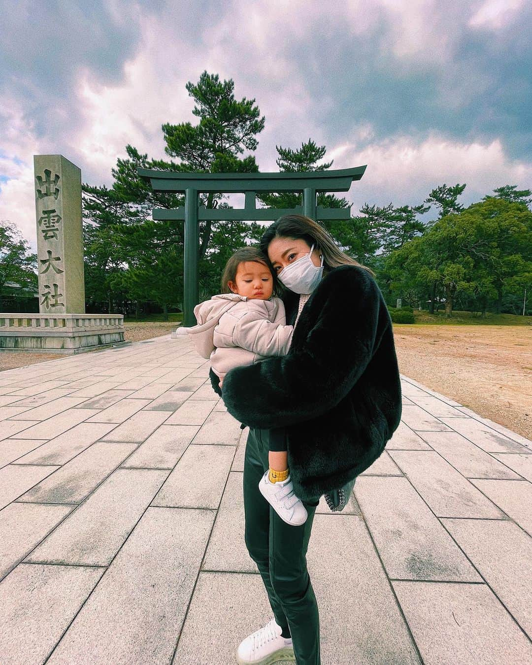 七菜香さんのインスタグラム写真 - (七菜香Instagram)「今年の家族旅行は島根県へいってきました✨ 朝から家族3人で温泉に入ったり、 島根にいる先輩家族に久々に会えたりと とにかくゆっくり過ごせた2泊3日☺️ りくが高校3年間を過ごした土地なので 母校にもお邪魔させて頂いてコーチや先生にご挨拶できたり 暮らしていた寮をみせてもらったり 面白くて楽しいひとときでした☺️ 私は青春とゆう青春をあじわえなかった人だから いいなあ〜って初めて思った😂😂w コロナでこの先どのような生活スタイルになるのかわからないけど 自分の子供世代にも同じように学校に行って 学校でしかあじわえないものを知って欲しい😌 便利なオンラインもいいけど、やっぱり人には直接触れ合っていたいなあと思う. 学校に行きたいなんて、大人になった今だからこそ思える事だけどね😂← ・ ・ ・ ・ ・ ・ #momanddaughter #momlife #family #familytrip #18monthsold #babygirl #love #japan #izumotaisha #travelgram #instamood #instagood #女の子ママ #女の子ベビー #1歳6ヶ月 #イヤイヤ期 #ママと娘 #出雲大社 #島根旅行 #楽しかった❤️」1月13日 20時41分 - nanaka0118