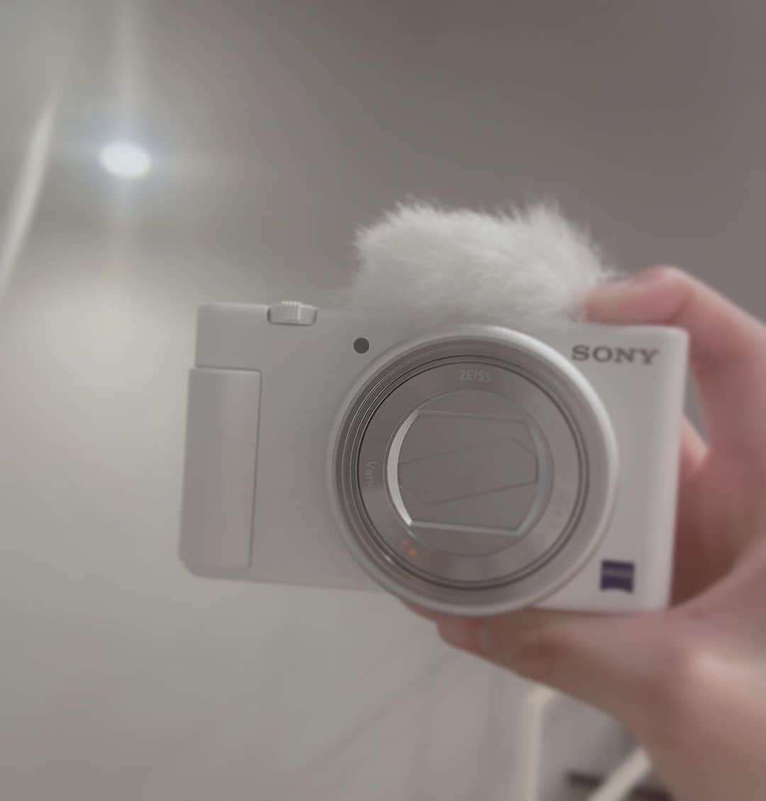 のインスタグラム：「. . 僕の初めてのカメラ うさぎのしっぽみたいのついてて可愛いね . #sony #zv1 #vlog」