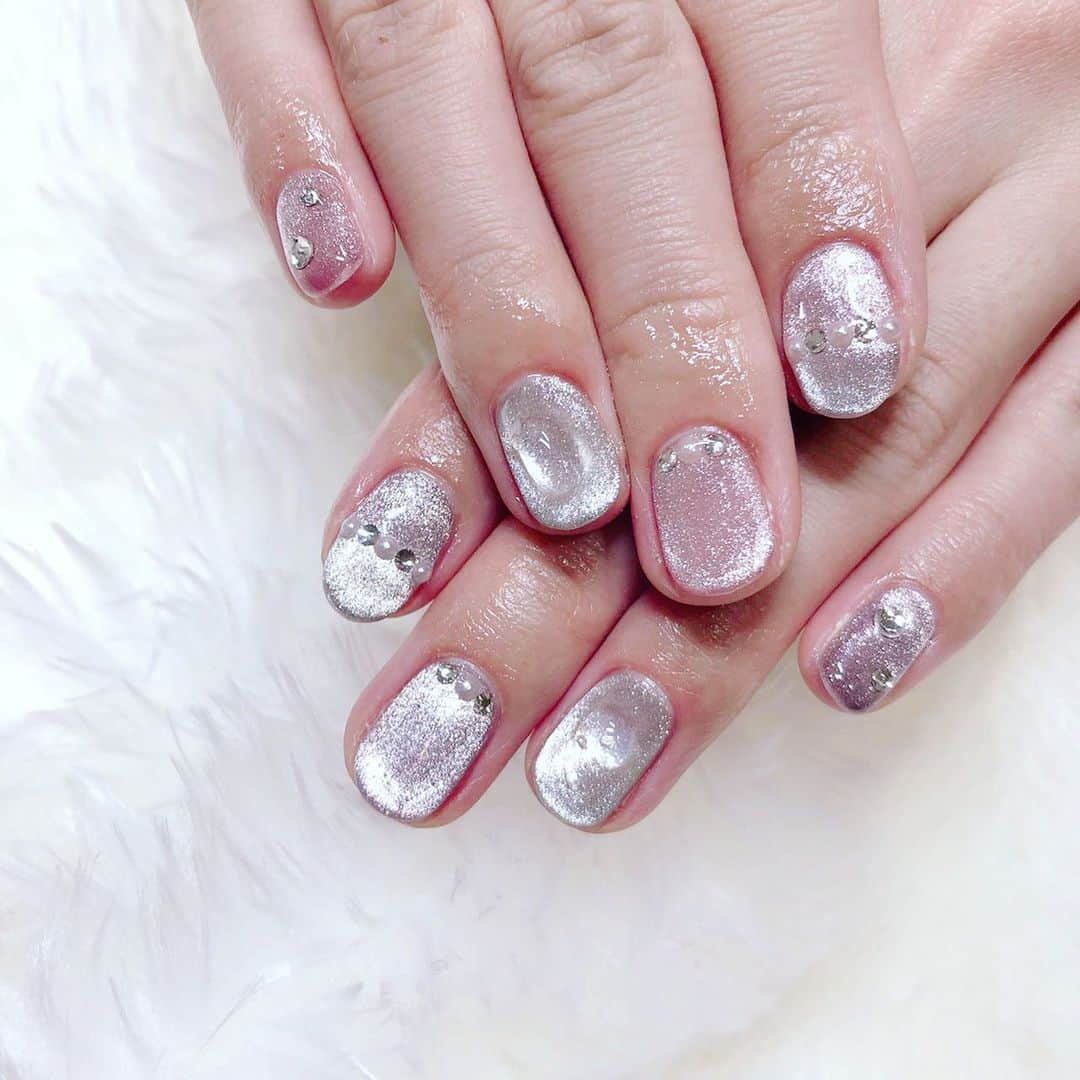 根岸愛のインスタグラム：「💅✨💅 newネイル💅💕 Lapis新宿店にて担当はmanamiさん(@lapis_manami )です🥰 もうずっとマグネットネイルがやめられず今回もまた少しだけ変えてみました🤣💕 #nail #lapis #magnetnails #lapisnail #ネイル #マグネットネイル #アシンメトリーネイル」