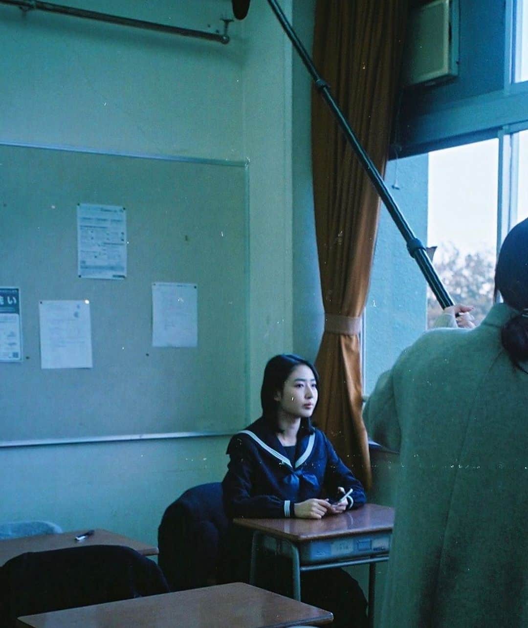 のインスタグラム：「久々に学校の教室入ったけど、自分が通ってた学校じゃなくてもいろいろ蘇ってくるもんだねえ🤔 高校のホームルームで、教卓の隣に置いてあるダンボールに隠れて先生にドッキリ仕掛けた人がいたこと思い出して笑い止まらなくなった😂 #film#filmphotography#思い出し笑い」
