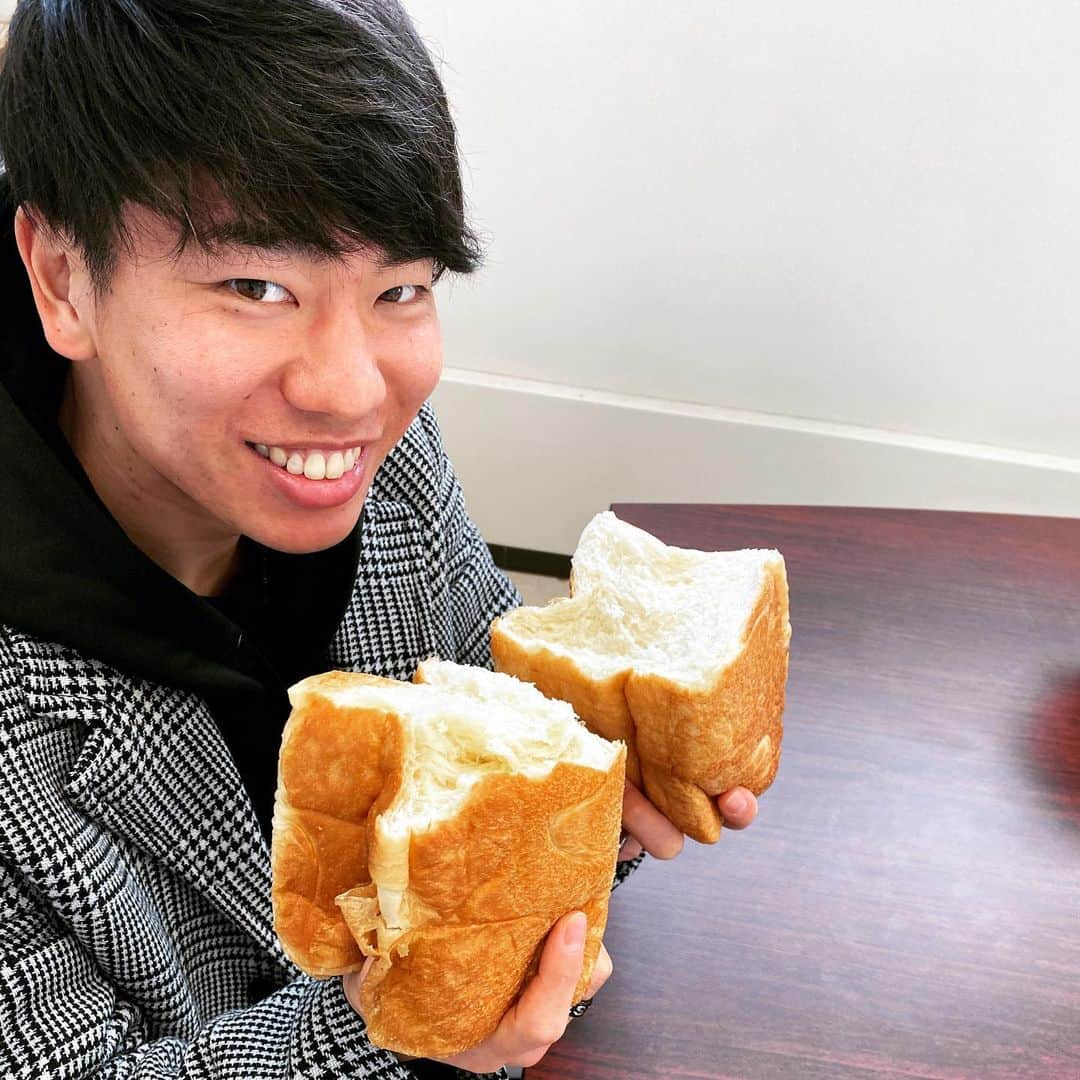 浅野拓磨さんのインスタグラム写真 - (浅野拓磨Instagram)「『朝のらしさ』 めちゃ美味しかった。 贅沢な食べ方。笑 食べてみて。  #朝のらしさ #高級食パン専門店  #高級食パン  #感謝。」1月13日 20時36分 - asatakugram
