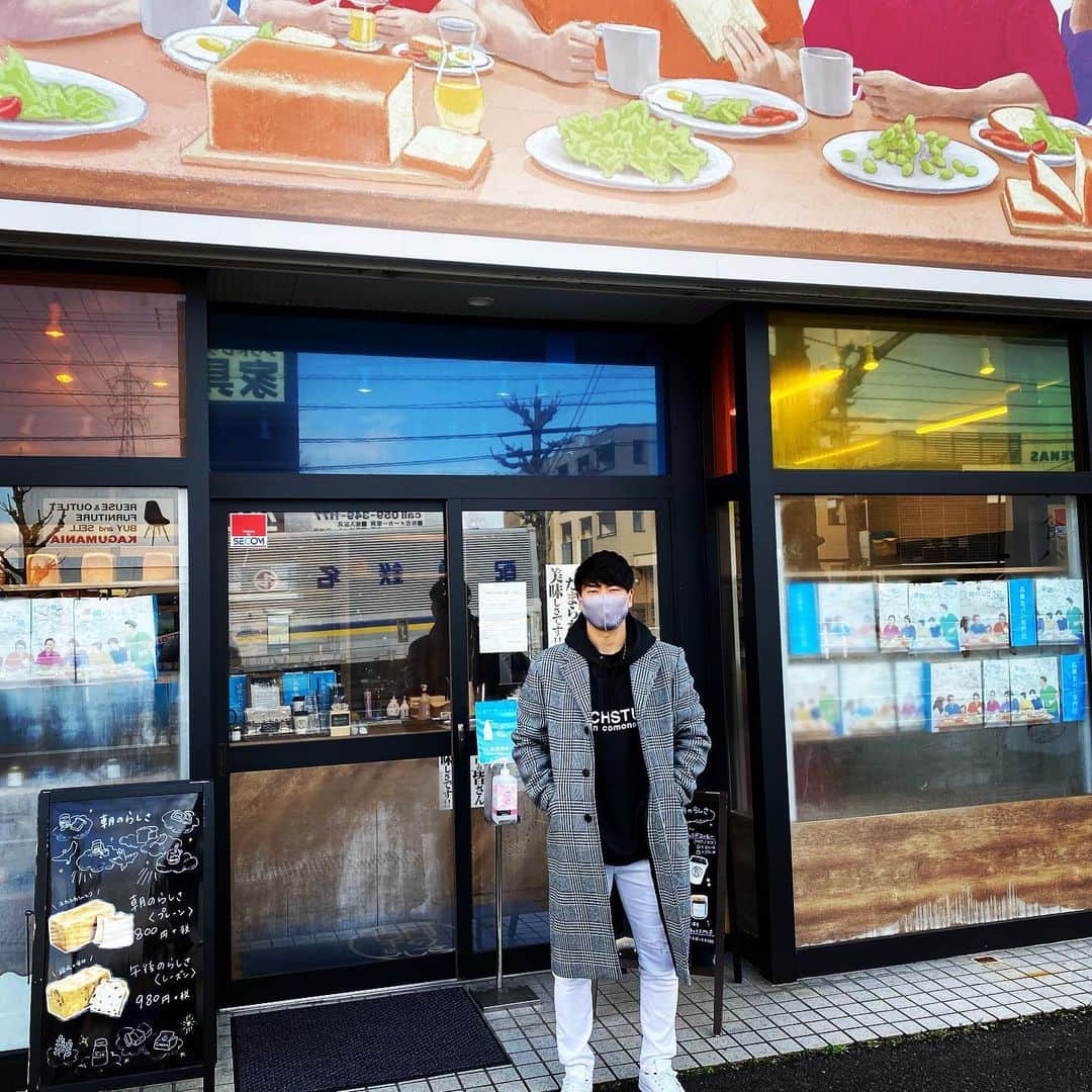 浅野拓磨のインスタグラム：「『朝のらしさ』 めちゃ美味しかった。 贅沢な食べ方。笑 食べてみて。  #朝のらしさ #高級食パン専門店  #高級食パン  #感謝。」