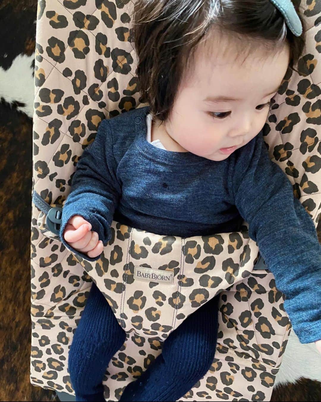 北澤 宏美さんのインスタグラム写真 - (北澤 宏美Instagram)「- @babybjorn のバウンサーが可愛いすぎる😆 レオパード柄ってなかなかないよね🧡🤎🖤  可愛いだけでなく 赤ちゃんを包み込む立体デザインで 自然な揺れが赤ちゃんをあやしてくれるから 乗ってる娘もニコニコとってもありがたアイテム😄 カバーは簡単に取り外せて洗濯機で洗えるのがいいな♡  実はこれで2台目、、 1台目はなぜか紛失。。おそらく置き忘れであろう。。（普通無くす？） かなり凹んだけど 新柄に気分はかなりあがっている❤️ 生後1ヶ月から2歳まで使えるから それまでたくさんお世話になろーっと🕊  最後の写真すき♡  @babybjorn #ベビービョルン #babybjorn #ad #バウンサー #ベビー用品 #育児グッズ  #ベビーグッズ  #令和ベビー#baby #babygirl#女の子ベビー#2020年ベビー #レオパード柄#ヒョウ柄」1月13日 20時36分 - romihy58