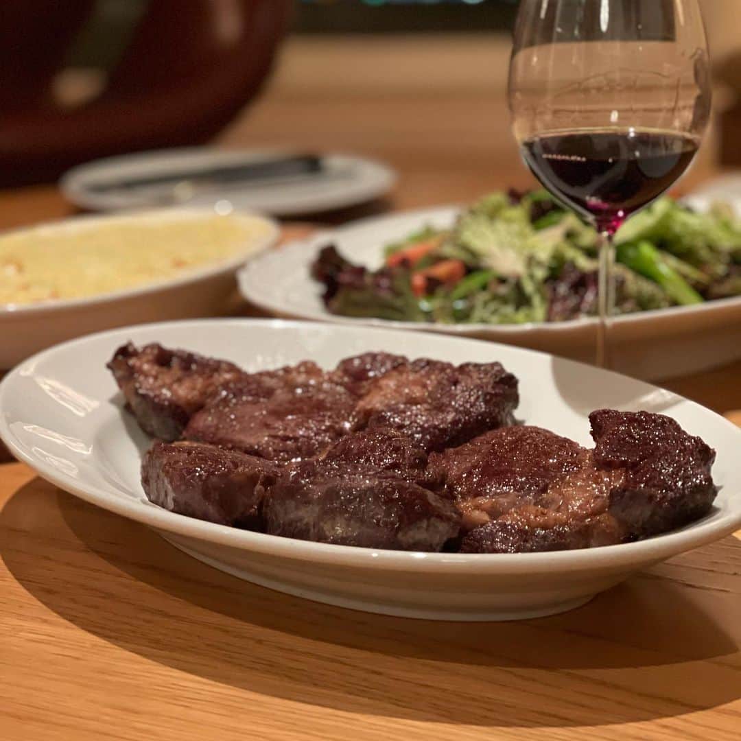 行正り香さんのインスタグラム写真 - (行正り香Instagram)「今晩は、年末にFOOD/DAYSから持ち帰ったお肉で、ステーキにしました。あとは赤ワインとサラダと、じゃがいもグラタン。熟成アメリカンビーフが食べられなくなるのは、寂しいです。#行正り香 #rikayukimasa #fooddays @americanmeatjapan」1月13日 20時42分 - rikayukimasa