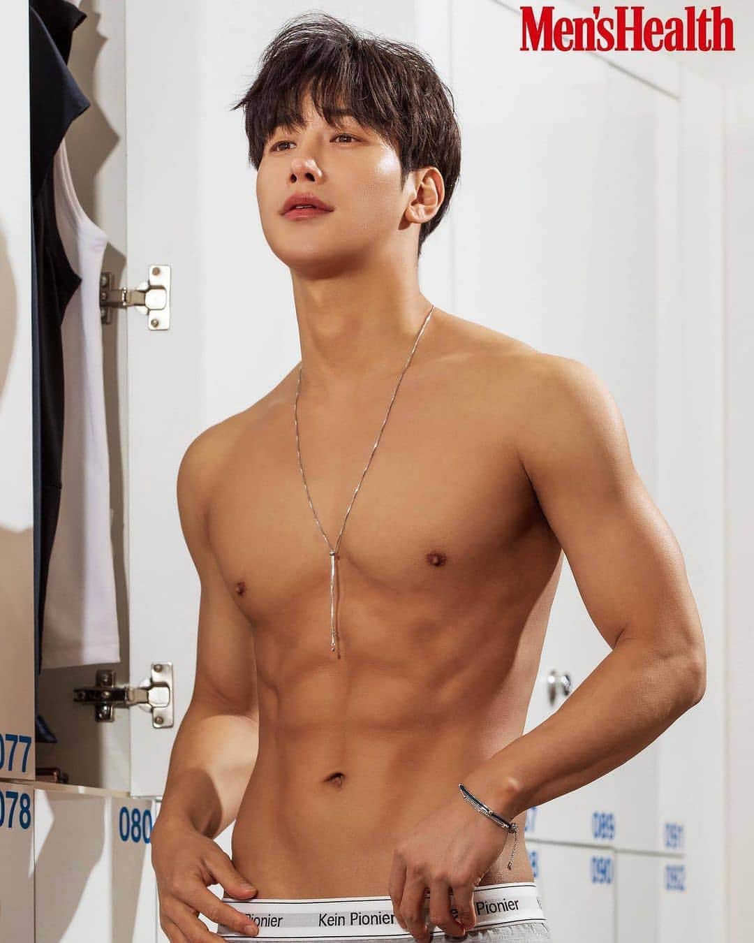 Lee Si-gangのインスタグラム：「이번 #manshealth 화보중에 개인적으로 제일 맘에 드는 컷✌  一番気に入ってる写真✌  #다음#팬카페 #프로필상단 👆」