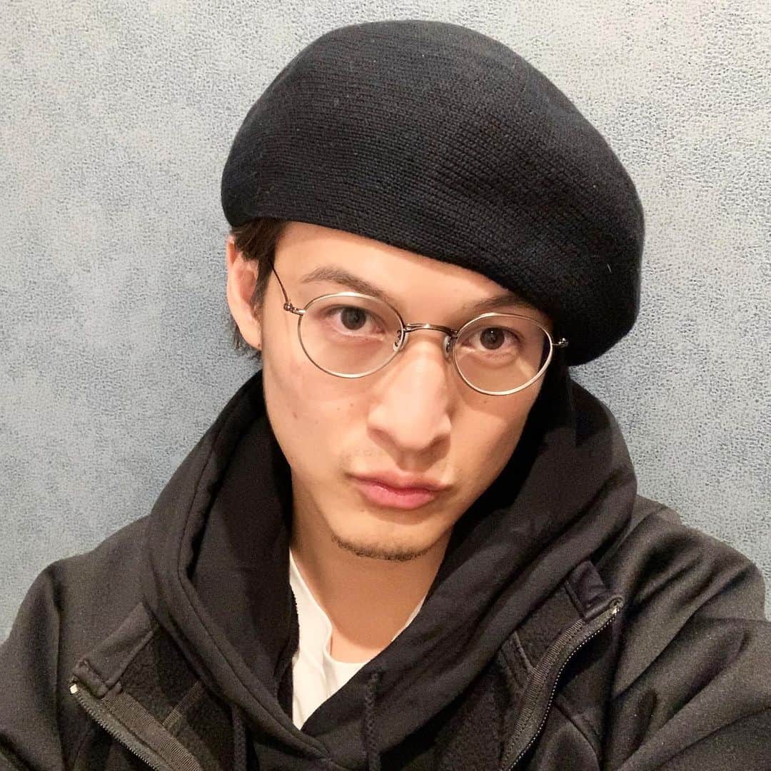 シュネルのインスタグラム：「新しい度入りの眼鏡が届きました！  色や形などかなりお気に入りの眼鏡が見つかりました！  #fashion #style #ootd #眼鏡 #eyevan7285 #シュネルグラム」