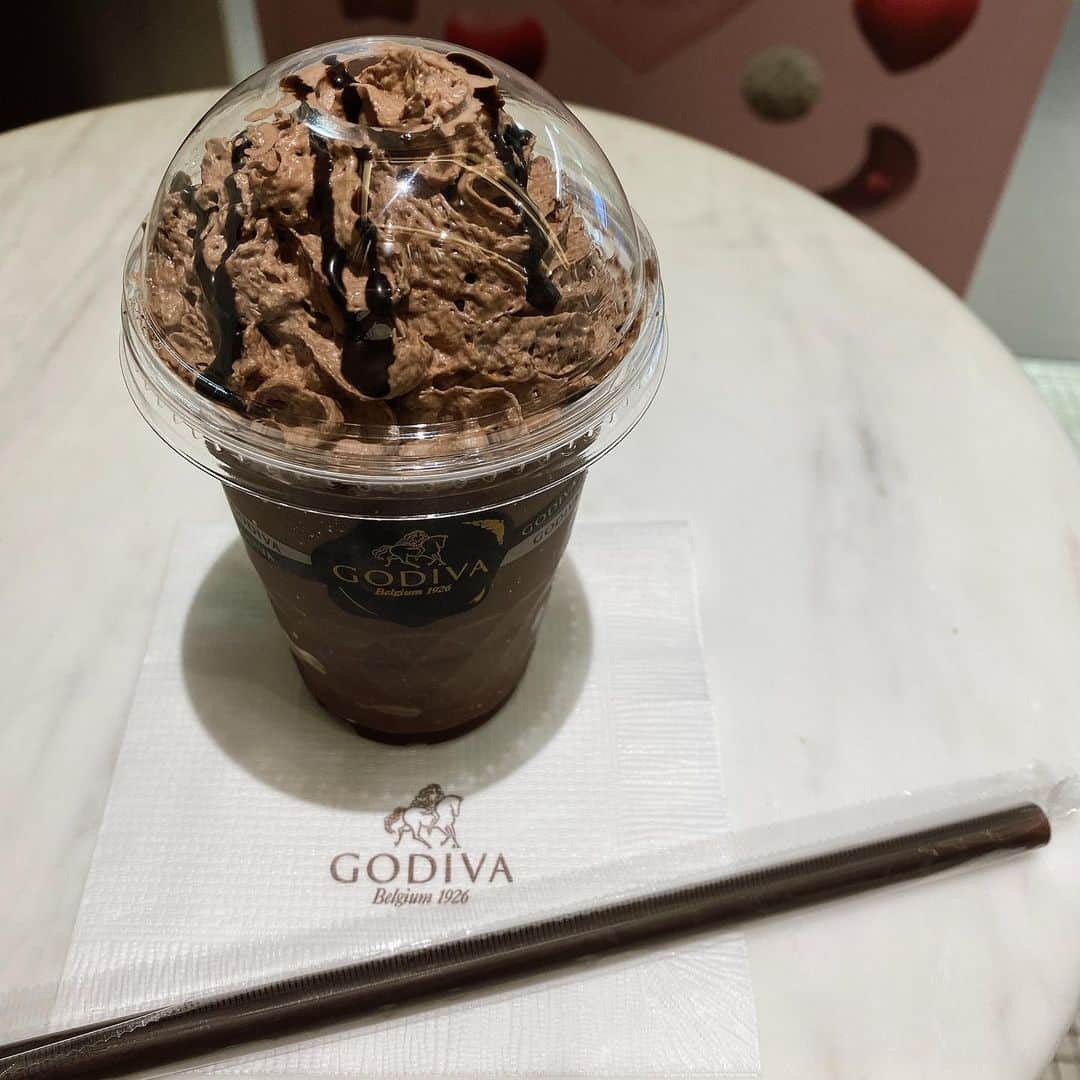 松本慈子さんのインスタグラム写真 - (松本慈子Instagram)「* GODIVAのダークチョコレート85%🍹🍫  やっぱり、GODIVAは美味しいです。 特別な時に、自分へのご褒美で買おうっと〜！昔はいちばん甘いのが好きやったけど、今では1番苦めを飲んでる自分。大人になったな〜👱🏻‍♀️🤍  #godiva #ショコリキサー #ゴディバ #godivachocolate #chocolate」1月13日 20時40分 - chikako_1119