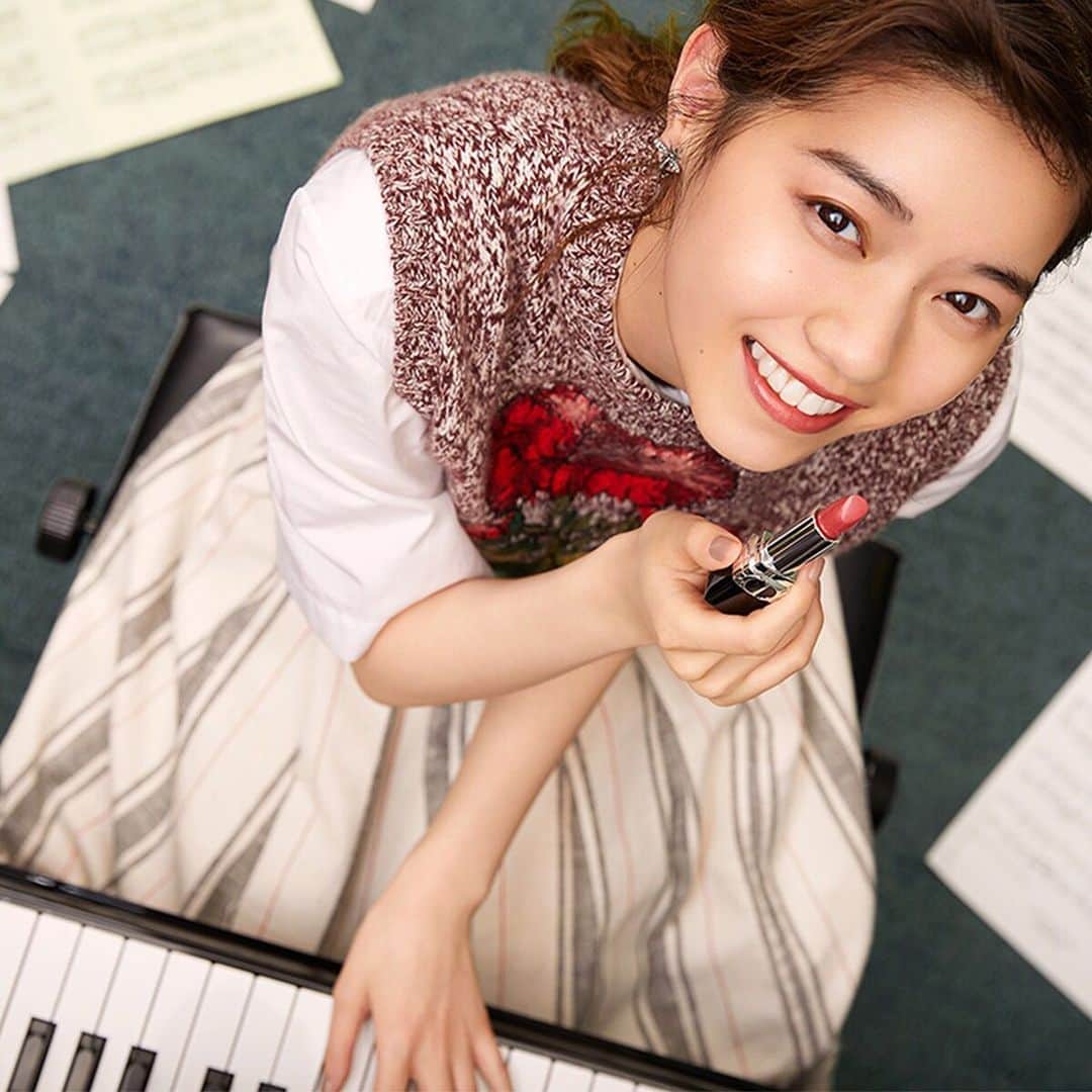 VOGUE GIRL JAPANのインスタグラム：「西野七瀬と「ルージュ ディオール💄」が奏でる、プレイフルな協奏曲。西野七瀬の上品なムードからのぞく、凜とした個性や日常に寄り添うヌードな表情を♫ #voguegirlpromotion @diormakeup MODEL: @nishino.nanase.official PHOTOS: @takanoriokuwaki,  @seida（CUTOUT） MOVIE: @__kaoruu STYLING: @chikako_tanifuji MAKEUP: @nobukomakeup HAIR: @pyuuuuuu DESIGN: @maaaaiiii0502 EDIT: @saya_yonekura」