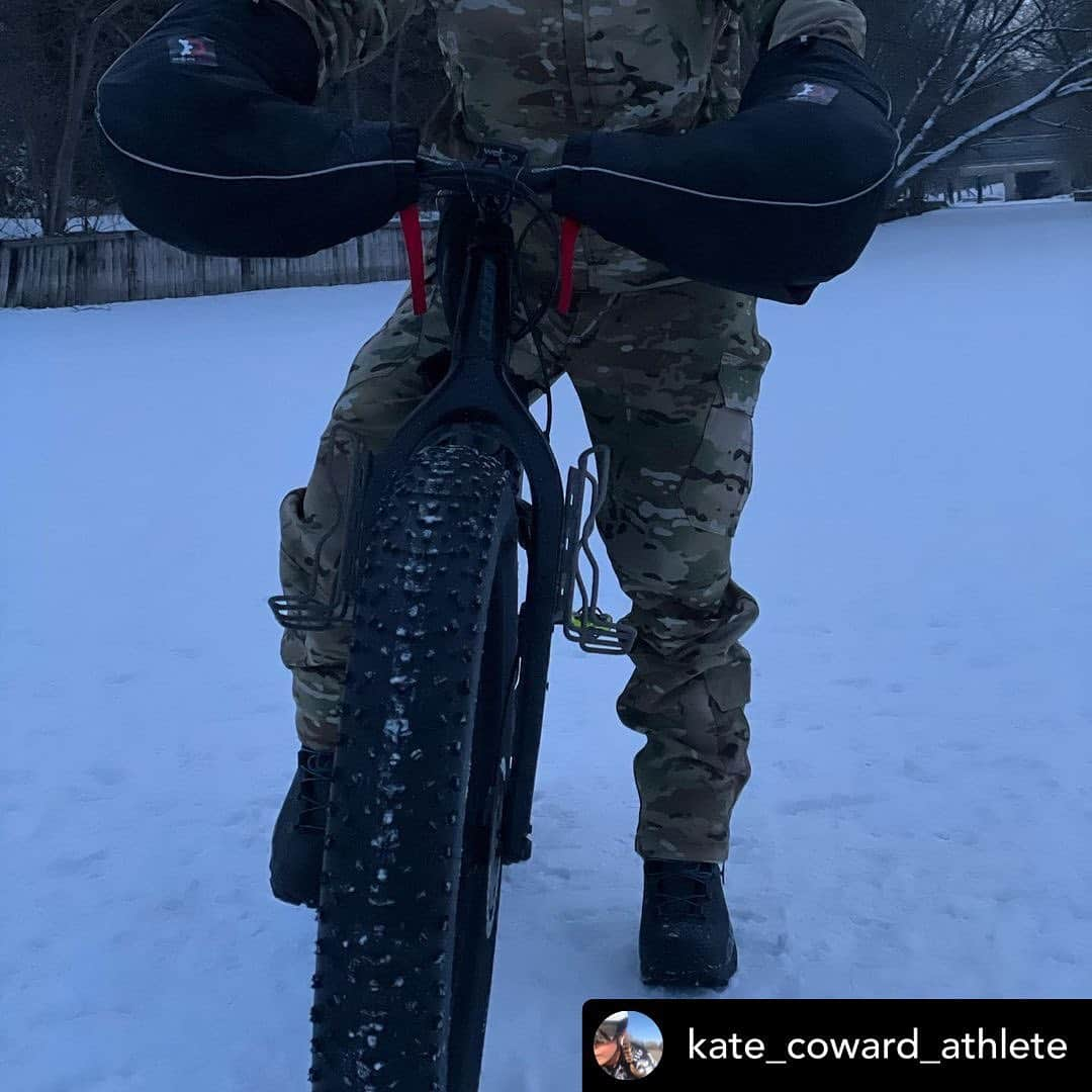 ワイルドシングスさんのインスタグラム写真 - (ワイルドシングスInstagram)「When @itialaska 350 Women’s 2020 Bike Champion @kate_coward_athlete reaches out about gear for the upcoming race, you put badass Wild Things gear on a badass athlete.   Posted @withregram • @kate_coward_athlete Testing some @wildthingsgear this morning.   It was pretty warm at 18 F. Was really impressed how well they performed. Very flexible and dynamic for the work at hand. Little too warm for this weather and the effort on the bike - but gave me a great sense of how well it might work in Alaska in -40, -50 below and even more with wind chill. Looking forward to the sub-zero temps coming soon to really put them to the test.   @trailheadbike #fatbikes #cedarlakeminneapolis #minneapolischainoflakes #fullpotential #bikepacking #winterultra #winterbikepacking」1月13日 11時43分 - wildthingsgear