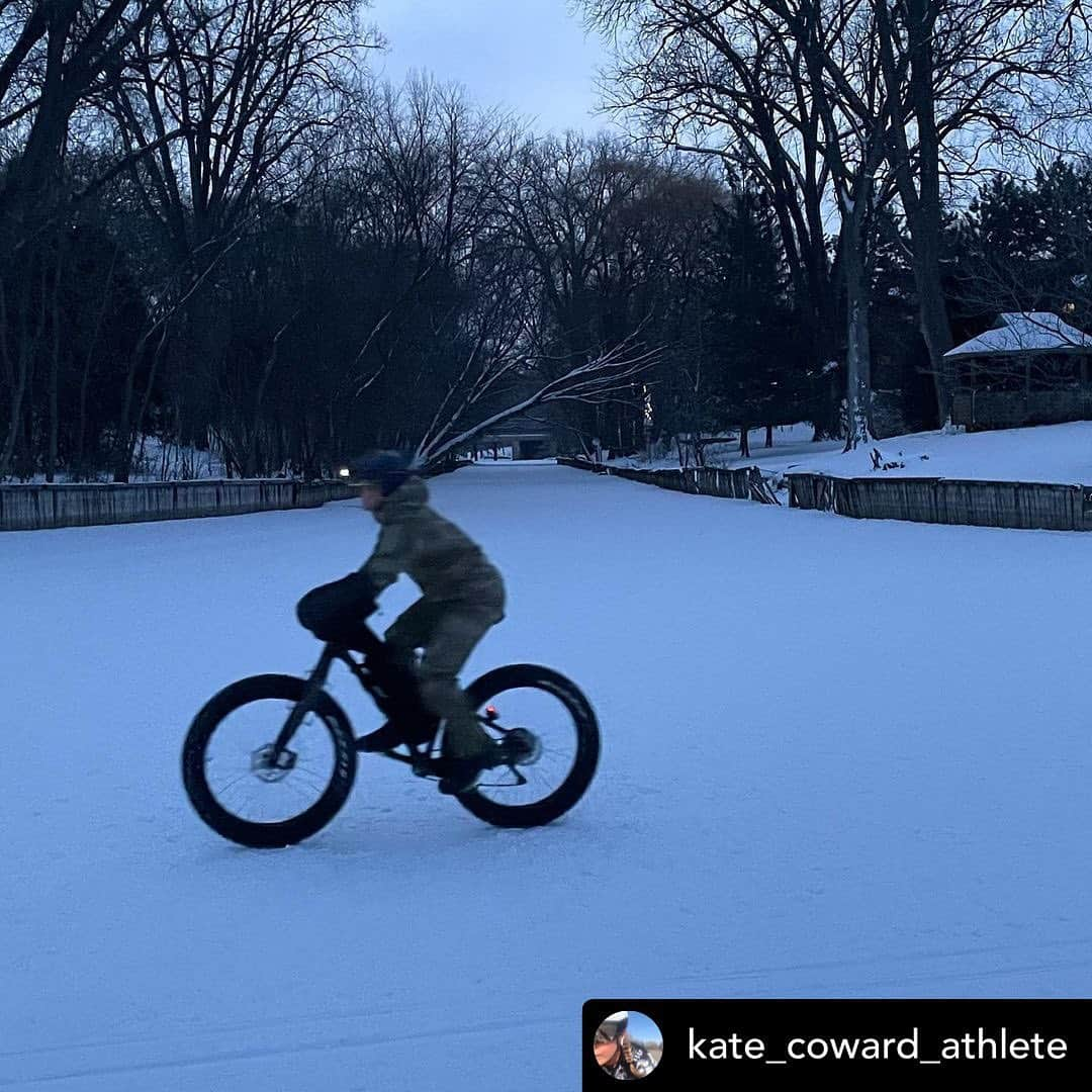 ワイルドシングスさんのインスタグラム写真 - (ワイルドシングスInstagram)「When @itialaska 350 Women’s 2020 Bike Champion @kate_coward_athlete reaches out about gear for the upcoming race, you put badass Wild Things gear on a badass athlete.   Posted @withregram • @kate_coward_athlete Testing some @wildthingsgear this morning.   It was pretty warm at 18 F. Was really impressed how well they performed. Very flexible and dynamic for the work at hand. Little too warm for this weather and the effort on the bike - but gave me a great sense of how well it might work in Alaska in -40, -50 below and even more with wind chill. Looking forward to the sub-zero temps coming soon to really put them to the test.   @trailheadbike #fatbikes #cedarlakeminneapolis #minneapolischainoflakes #fullpotential #bikepacking #winterultra #winterbikepacking」1月13日 11時43分 - wildthingsgear