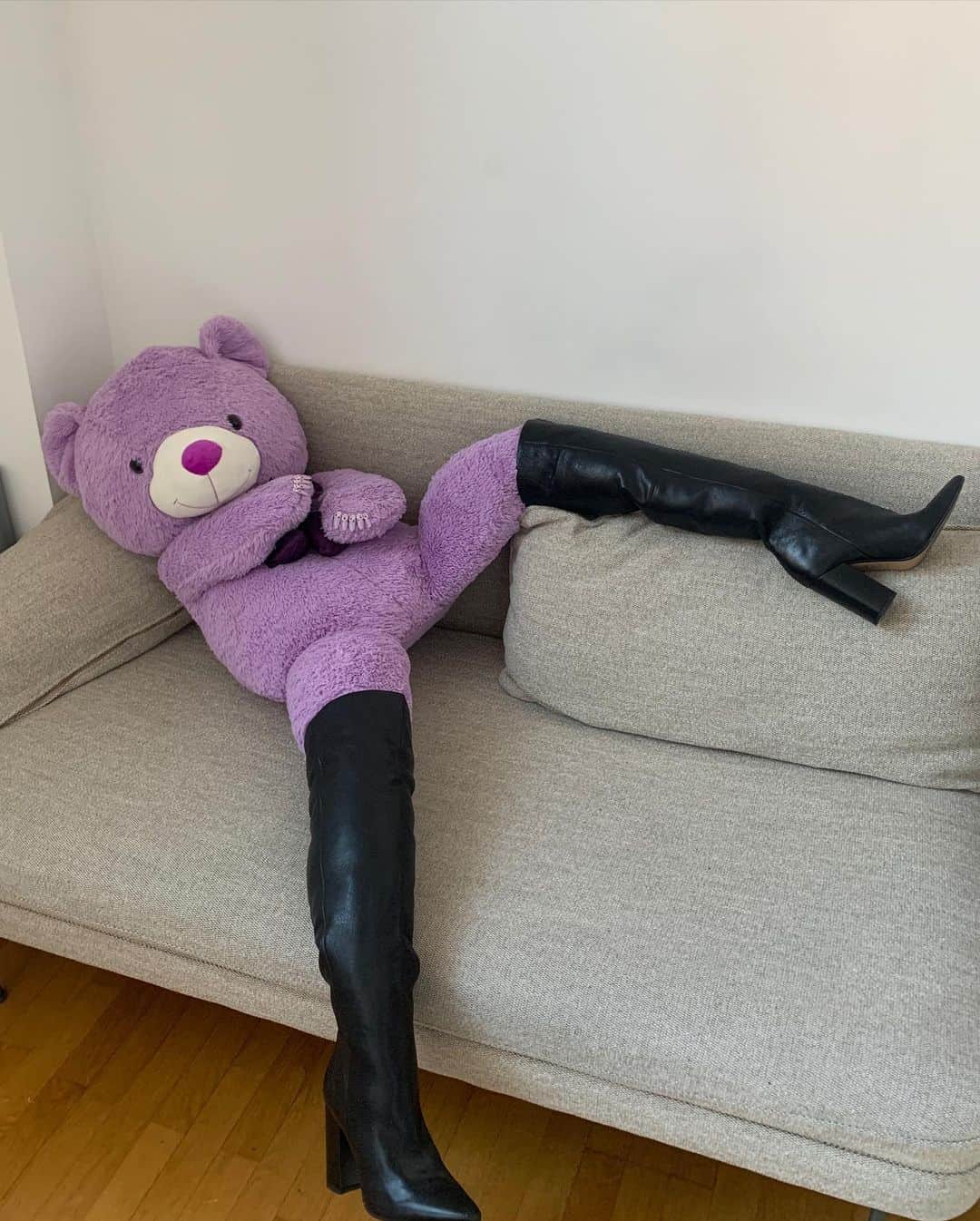 Mei Kawajiriさんのインスタグラム写真 - (Mei KawajiriInstagram)「Bear 🐻 with bear nails , and knee high boots are winter look 💜💜💜 but ... No shoes rule in my apartment 💔」1月13日 11時45分 - nailsbymei