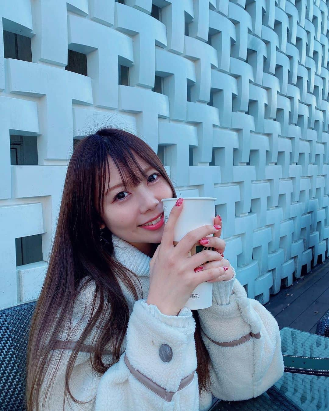 西村季里子のインスタグラム：「・  クリスマス&体調崩した時に しほさんがスタバチケットくれたの🥺🥤  せっかくなので、 一番大きいサイズにして チャイ&ホワイトチョコレートティー飲んだ🤎 甘かった🤎おいしかった🤎🤎🤎  太らない体だったら毎日飲みたい🥲  #スタバ#スターバックス#代官山 #代官山蔦屋#チャイ#ベンティ #starbucks#TSUTAYA#daikanyama  #follow#followme#ダイエット」