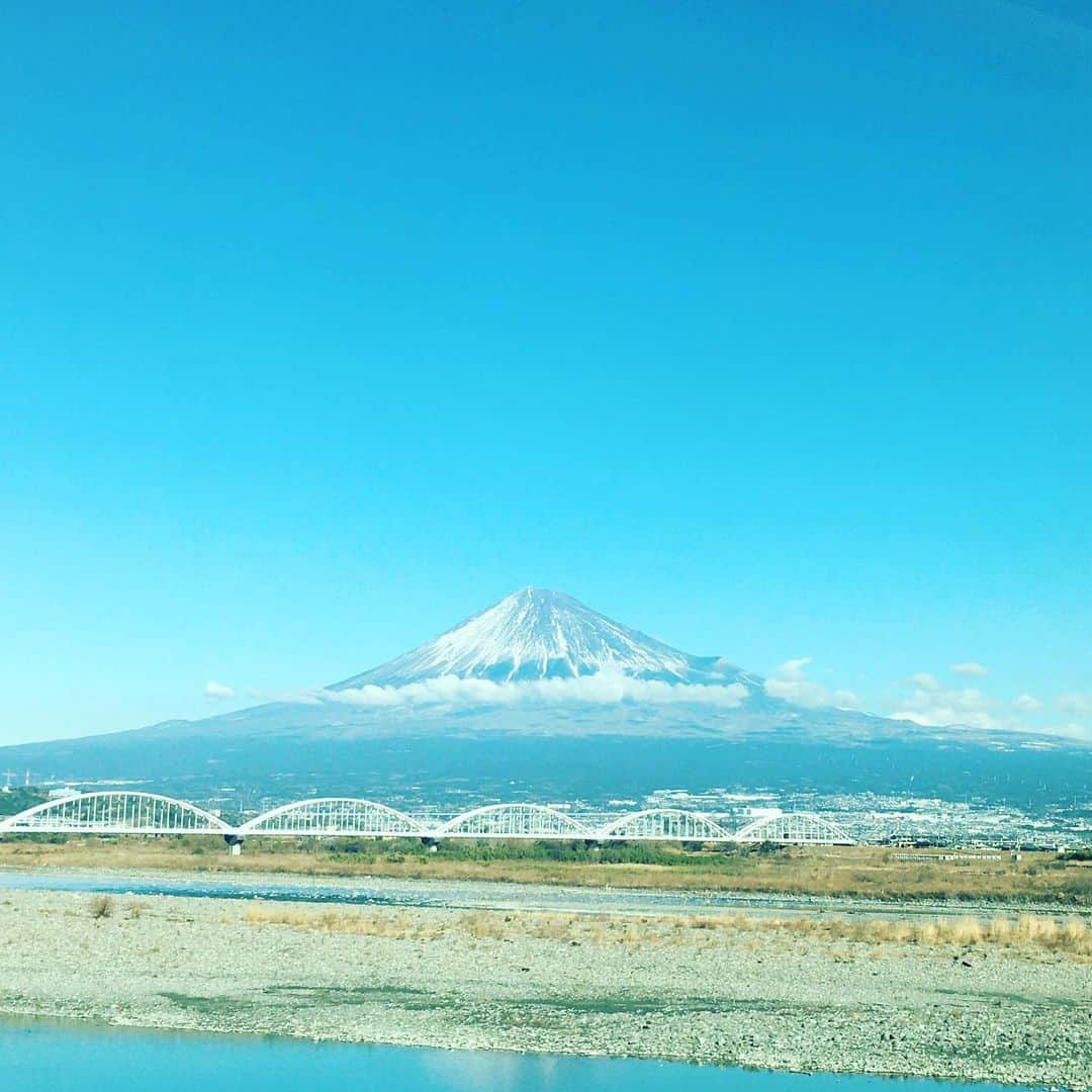 桂かい枝さんのインスタグラム写真 - (桂かい枝Instagram)「今日はとある番組収録で東京へ  富士山🗻めっちゃキレイで上手く行きそうな予感😊  がんばる‼️  #落語 #寄席 #お笑い」1月13日 11時51分 - kaishikatsura