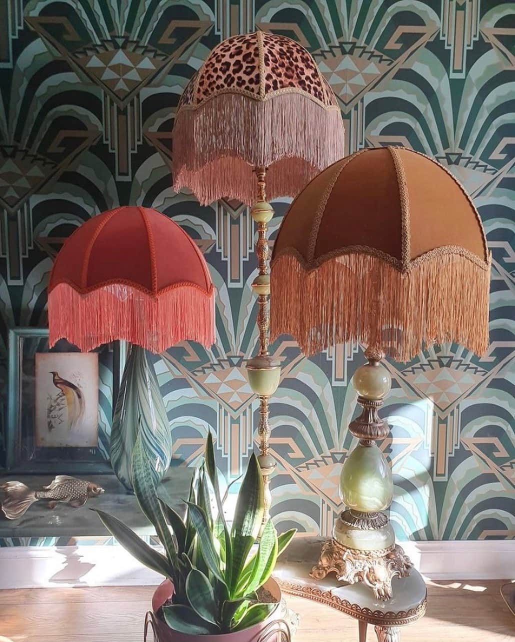 のインスタグラム：「Just some beautiful Art Deco lamps to add a little old world glamour to your feed ✨  Photo (and lamps!) from @mayrosevintage 🐆」