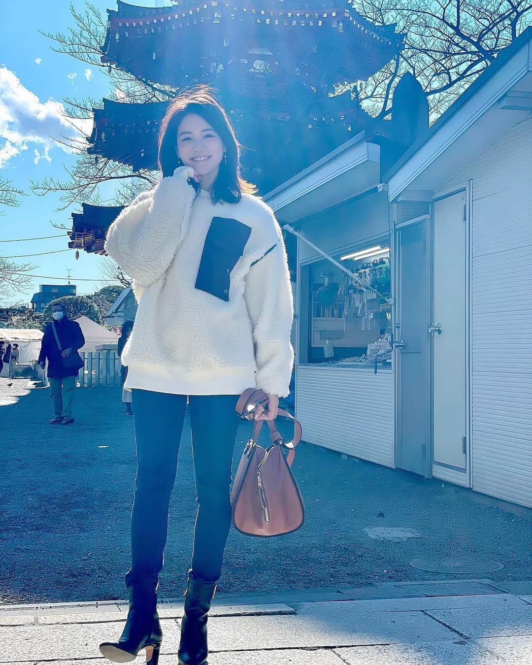 石井里奈さんのインスタグラム写真 - (石井里奈Instagram)「こんにちは☀️ . 昨夜投稿した初詣コーデ⛩✨ . お気に入りのモコモコアウターを着て行きました🙆‍♀️💗 アウターがボリュームあるのでボトムスはすっきりまとめてみたよ🎵 . outer... @acnestudios  jeans... @paige  boots... @ferragamo  bag... @loewe  . みんなでお揃いのだるまを❤️ 願いを込めて片目に目玉を書きました🙆‍♀️ 帰りに見つけたドラえもんのベビーカステラ可愛かったなぁ☺️☺️ . 最近自粛で夜はずっと家にいるので寝るのが早くなって、早寝早起きになってきて、いい感じ🙆‍♀️💗 毎朝実家のお餅を焼いて食べるのが楽しみで起きてます🐷笑 . 今日も頑張っていきましょう💗 . #りなまるコーデ #川崎大師 #kawasaki #厄除け #初詣 #川崎 #acnestudios #jeans #jeansfashion #アクネストゥディオズ #ロエベ #loewe #もこもこ #もこもこアウター #おみくじ #呪術廻戦 #デニム #デニムコーデ #denimstyle #ferragamo #フェラガモ #冬コーデ #防寒コーデ #防寒 #だるま #ベビーカステラ #ドラえもん #屋台 #出店 #doraemon」1月13日 12時05分 - ri7tin1025