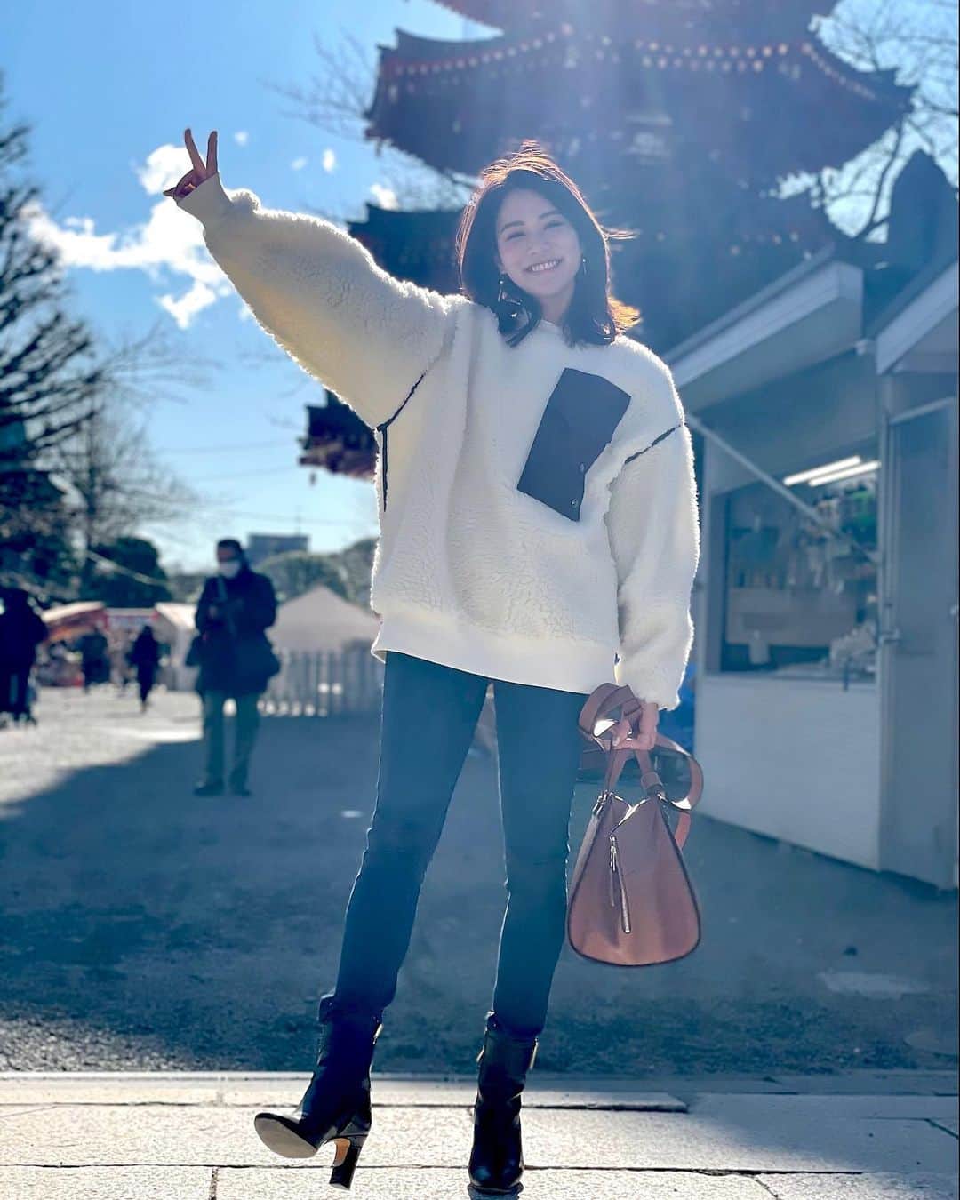 のインスタグラム：「こんにちは☀️ . 昨夜投稿した初詣コーデ⛩✨ . お気に入りのモコモコアウターを着て行きました🙆‍♀️💗 アウターがボリュームあるのでボトムスはすっきりまとめてみたよ🎵 . outer... @acnestudios  jeans... @paige  boots... @ferragamo  bag... @loewe  . みんなでお揃いのだるまを❤️ 願いを込めて片目に目玉を書きました🙆‍♀️ 帰りに見つけたドラえもんのベビーカステラ可愛かったなぁ☺️☺️ . 最近自粛で夜はずっと家にいるので寝るのが早くなって、早寝早起きになってきて、いい感じ🙆‍♀️💗 毎朝実家のお餅を焼いて食べるのが楽しみで起きてます🐷笑 . 今日も頑張っていきましょう💗 . #りなまるコーデ #川崎大師 #kawasaki #厄除け #初詣 #川崎 #acnestudios #jeans #jeansfashion #アクネストゥディオズ #ロエベ #loewe #もこもこ #もこもこアウター #おみくじ #呪術廻戦 #デニム #デニムコーデ #denimstyle #ferragamo #フェラガモ #冬コーデ #防寒コーデ #防寒 #だるま #ベビーカステラ #ドラえもん #屋台 #出店 #doraemon」