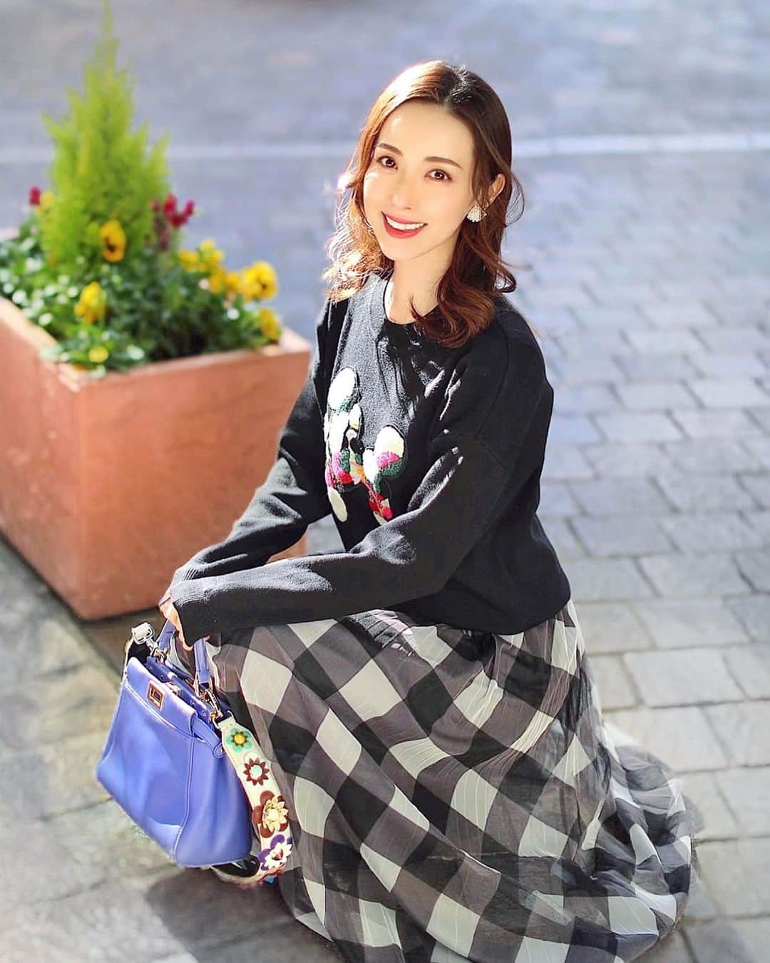 瀬戸早妃のインスタグラム：「暖かくなる日が待ち遠しいですね🧡 . 気持ちはもう春に向かっています🐩 プードル柄が可愛いニット🧶と 春からも大活躍のチュールスカート♪ . 1/16（土）12:00〜🛒 発売になります♪ . 詳細は画像をタップ👆してね🐩 . @montresorsaki  #montresor #montrésor #モントレゾール #selectshop #セレクトショップ #春コーデ #cordinate」