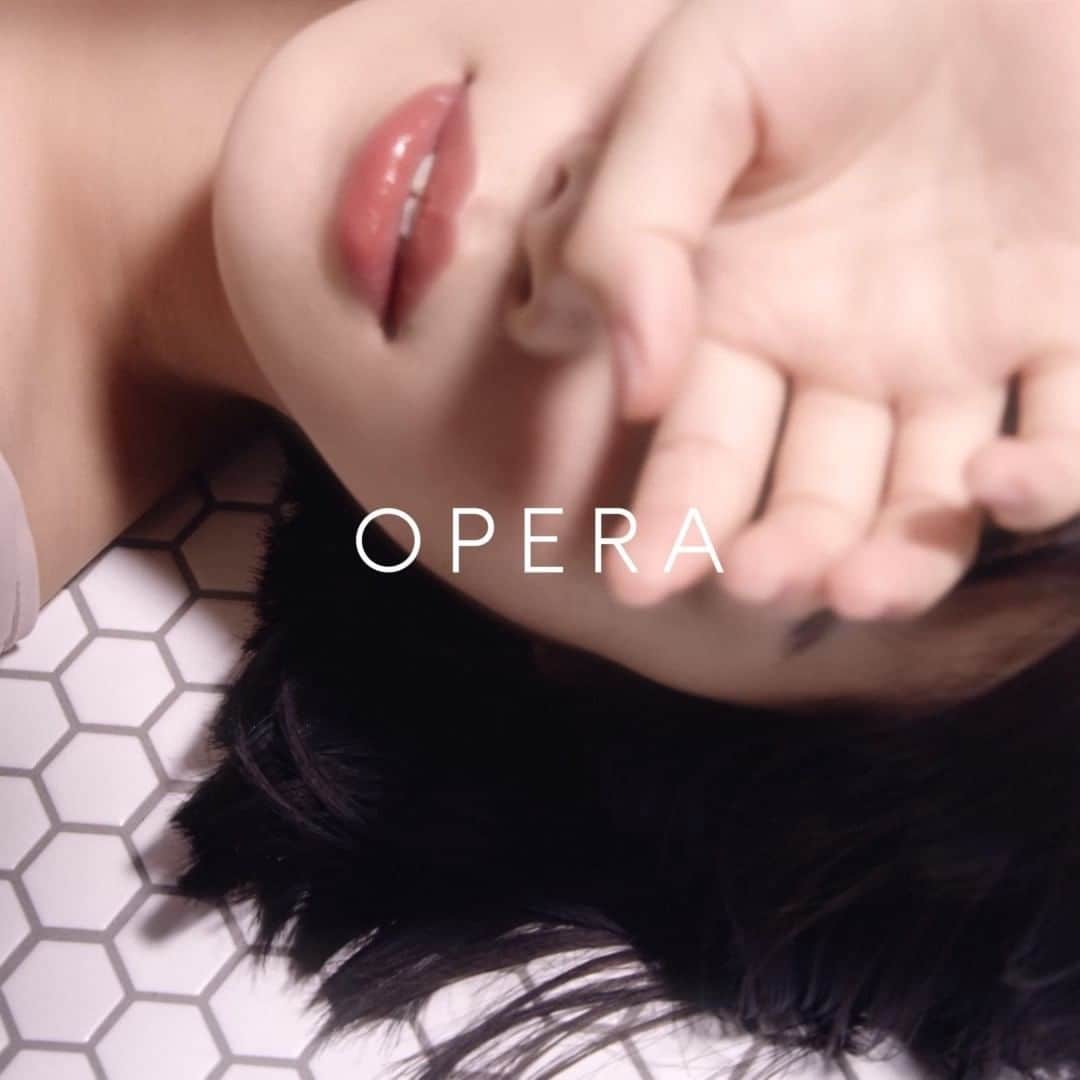 OPERA公式のインスタグラム：「甘く苦い、 恋の季節を味わうように、 まとう。 甘いダークカラーの唇  バレンタイン限定色 -------------------------------------------- リップティント 203 ブラウンフィグ（限定色） シアーリップカラー 104 カカオキス（復刻限定色）  1月7日（木）公式オンラインストア/PLAZA・MINiPLA先行発売 1月21日（木）全国発売 -------------------------------------------- ※公式オンラインストア販売分は完売しました。  #オペラブラウンリップ #オペラリップティント #オペラシアーリップカラー #LIPTINT #SHEERLIPCOLOR #リップティント #ティントリップ #リップグロス #operacosmetics」