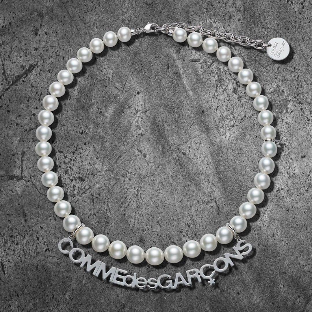 Mikimotoさんのインスタグラム写真 - (MikimotoInstagram)「Mikimoto Comme des Garçons  In an era when preexisting values are rapidly evolving, we strive to further promote the beauty and potential of pearls.  既存の価値観が早いスピードで変化する時代。 真珠の更なる魅力や可能性を世界中の人々に。  #MIKIMOTO #CommedesGarçons #ミキモト #コムデギャルソン」1月13日 12時00分 - official_mikimoto