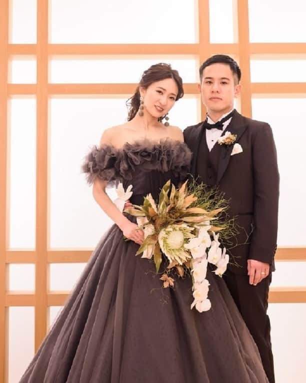 ゼクシィさんのインスタグラム写真 - (ゼクシィInstagram)「【個性的なデザインに視線集中！ドレス花嫁SNAP★part3】 . できればひと味違った花嫁姿で一目置かれたい！ そんな願いを叶えてくれる、デザインに一ひねりある 個性的なカラードレスの花嫁実例をご紹介します🌿 . 【写真1】チャコールグレーのカラードレス 唯一無二なデザインと色に一目惚れ😍 スモーキーなチャコールグレーの色みで 大人っぽい印象になれるところもお気に入り！ （ @fmak_wedding さん） . 【写真2〜3】テラコッタ色のカラードレス 遠くからも目を引く珍しいテラコッタカラー。 トロンとして軽やかな素材感のスレンダーライン。 可愛いフロントに対して背中は大胆に💗 （ @wd03_m さん） . 【写真4～5】ブラウンのカラードレス 色のみ変更できるセミオーダーのドレス。 グレーに近いブラウンでクールな印象にしつつ、 長袖レース＋チュールスカートで可愛らしさも。 （ @20200222sm さん） . 【写真6〜7】カーキのカラードレス 重厚感のあるグリーンに、スッキリとした胸元、 内側には別色のチュールを使っているところも素敵✨ シンプルな中に大人っぽさと女性らしさがあるドレス。 （ @a.nnnn_wedding さん） . もっと詳しく知りたい人は #ゼクシィアプリ をチェック！ 「一ひねりあるデザインにきゅん！個性的なウエディングドレスSNAP14」 . +♥+:;;;:+♥+:;;;:+♥+:;;;:+♥+:;;;:+♥+:;;;:+♥ . プロポーズから結婚式まで素敵なお写真募集中！ . ゼクシィ公式アカウントでお写真を紹介してみませんか？ 【#ゼクシィ2021】 を付けて投稿してください♡ . +♥+:;;;:+♥+:;;;:+♥+:;;;:+♥+:;;;:+♥+:;;;:+♥ . ▼公式アプリもCHECKしてね ゼクシィアプリはURLから👀 @zexyrecruit   #ウェディングドレス#カラードレス#お色直し#ドレス迷子#ドレス探し _ #ドレス試着#ドレス試着レポ#ブライダルヘア#ブライダルヘアアクセ#ヘッドドレス差し色シューズ#ウェディングフォト#卒花レポ#卒花嫁 _ #全国のプレ花嫁さんと繋がりたい#日本中のプレ花嫁さんと繋がりたい#前撮りレポ#お支度ショット#運命の一足#ウェディングシューズ#2020冬婚#2020秋婚#2021夏婚#2021春婚 _ #ブライダルシューズ#ゼクシィ#ちーむゼクシィ#プロポーズされたらゼクシィ」1月13日 12時00分 - zexyrecruit