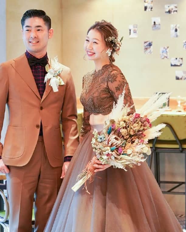 ゼクシィさんのインスタグラム写真 - (ゼクシィInstagram)「【個性的なデザインに視線集中！ドレス花嫁SNAP★part3】 . できればひと味違った花嫁姿で一目置かれたい！ そんな願いを叶えてくれる、デザインに一ひねりある 個性的なカラードレスの花嫁実例をご紹介します🌿 . 【写真1】チャコールグレーのカラードレス 唯一無二なデザインと色に一目惚れ😍 スモーキーなチャコールグレーの色みで 大人っぽい印象になれるところもお気に入り！ （ @fmak_wedding さん） . 【写真2〜3】テラコッタ色のカラードレス 遠くからも目を引く珍しいテラコッタカラー。 トロンとして軽やかな素材感のスレンダーライン。 可愛いフロントに対して背中は大胆に💗 （ @wd03_m さん） . 【写真4～5】ブラウンのカラードレス 色のみ変更できるセミオーダーのドレス。 グレーに近いブラウンでクールな印象にしつつ、 長袖レース＋チュールスカートで可愛らしさも。 （ @20200222sm さん） . 【写真6〜7】カーキのカラードレス 重厚感のあるグリーンに、スッキリとした胸元、 内側には別色のチュールを使っているところも素敵✨ シンプルな中に大人っぽさと女性らしさがあるドレス。 （ @a.nnnn_wedding さん） . もっと詳しく知りたい人は #ゼクシィアプリ をチェック！ 「一ひねりあるデザインにきゅん！個性的なウエディングドレスSNAP14」 . +♥+:;;;:+♥+:;;;:+♥+:;;;:+♥+:;;;:+♥+:;;;:+♥ . プロポーズから結婚式まで素敵なお写真募集中！ . ゼクシィ公式アカウントでお写真を紹介してみませんか？ 【#ゼクシィ2021】 を付けて投稿してください♡ . +♥+:;;;:+♥+:;;;:+♥+:;;;:+♥+:;;;:+♥+:;;;:+♥ . ▼公式アプリもCHECKしてね ゼクシィアプリはURLから👀 @zexyrecruit   #ウェディングドレス#カラードレス#お色直し#ドレス迷子#ドレス探し _ #ドレス試着#ドレス試着レポ#ブライダルヘア#ブライダルヘアアクセ#ヘッドドレス差し色シューズ#ウェディングフォト#卒花レポ#卒花嫁 _ #全国のプレ花嫁さんと繋がりたい#日本中のプレ花嫁さんと繋がりたい#前撮りレポ#お支度ショット#運命の一足#ウェディングシューズ#2020冬婚#2020秋婚#2021夏婚#2021春婚 _ #ブライダルシューズ#ゼクシィ#ちーむゼクシィ#プロポーズされたらゼクシィ」1月13日 12時00分 - zexyrecruit