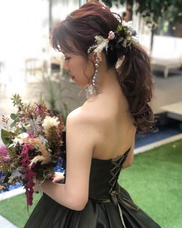 ゼクシィさんのインスタグラム写真 - (ゼクシィInstagram)「【個性的なデザインに視線集中！ドレス花嫁SNAP★part3】 . できればひと味違った花嫁姿で一目置かれたい！ そんな願いを叶えてくれる、デザインに一ひねりある 個性的なカラードレスの花嫁実例をご紹介します🌿 . 【写真1】チャコールグレーのカラードレス 唯一無二なデザインと色に一目惚れ😍 スモーキーなチャコールグレーの色みで 大人っぽい印象になれるところもお気に入り！ （ @fmak_wedding さん） . 【写真2〜3】テラコッタ色のカラードレス 遠くからも目を引く珍しいテラコッタカラー。 トロンとして軽やかな素材感のスレンダーライン。 可愛いフロントに対して背中は大胆に💗 （ @wd03_m さん） . 【写真4～5】ブラウンのカラードレス 色のみ変更できるセミオーダーのドレス。 グレーに近いブラウンでクールな印象にしつつ、 長袖レース＋チュールスカートで可愛らしさも。 （ @20200222sm さん） . 【写真6〜7】カーキのカラードレス 重厚感のあるグリーンに、スッキリとした胸元、 内側には別色のチュールを使っているところも素敵✨ シンプルな中に大人っぽさと女性らしさがあるドレス。 （ @a.nnnn_wedding さん） . もっと詳しく知りたい人は #ゼクシィアプリ をチェック！ 「一ひねりあるデザインにきゅん！個性的なウエディングドレスSNAP14」 . +♥+:;;;:+♥+:;;;:+♥+:;;;:+♥+:;;;:+♥+:;;;:+♥ . プロポーズから結婚式まで素敵なお写真募集中！ . ゼクシィ公式アカウントでお写真を紹介してみませんか？ 【#ゼクシィ2021】 を付けて投稿してください♡ . +♥+:;;;:+♥+:;;;:+♥+:;;;:+♥+:;;;:+♥+:;;;:+♥ . ▼公式アプリもCHECKしてね ゼクシィアプリはURLから👀 @zexyrecruit   #ウェディングドレス#カラードレス#お色直し#ドレス迷子#ドレス探し _ #ドレス試着#ドレス試着レポ#ブライダルヘア#ブライダルヘアアクセ#ヘッドドレス差し色シューズ#ウェディングフォト#卒花レポ#卒花嫁 _ #全国のプレ花嫁さんと繋がりたい#日本中のプレ花嫁さんと繋がりたい#前撮りレポ#お支度ショット#運命の一足#ウェディングシューズ#2020冬婚#2020秋婚#2021夏婚#2021春婚 _ #ブライダルシューズ#ゼクシィ#ちーむゼクシィ#プロポーズされたらゼクシィ」1月13日 12時00分 - zexyrecruit