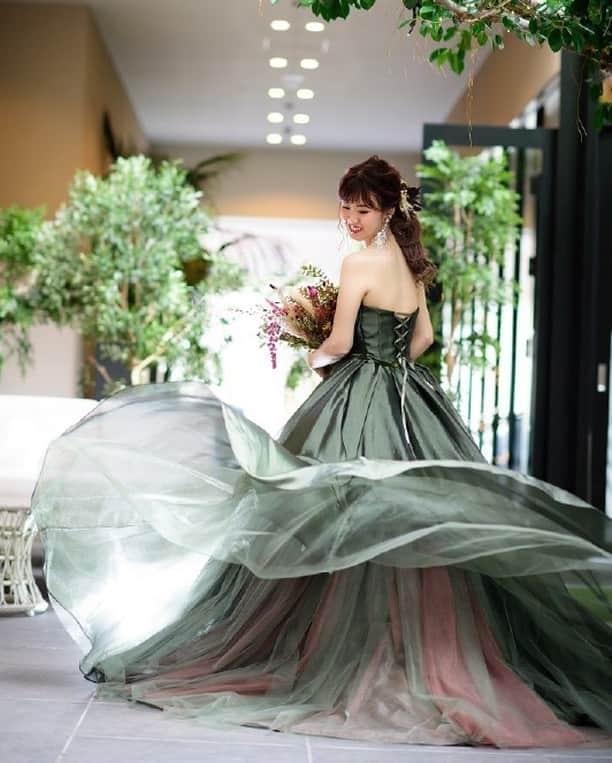 ゼクシィさんのインスタグラム写真 - (ゼクシィInstagram)「【個性的なデザインに視線集中！ドレス花嫁SNAP★part3】 . できればひと味違った花嫁姿で一目置かれたい！ そんな願いを叶えてくれる、デザインに一ひねりある 個性的なカラードレスの花嫁実例をご紹介します🌿 . 【写真1】チャコールグレーのカラードレス 唯一無二なデザインと色に一目惚れ😍 スモーキーなチャコールグレーの色みで 大人っぽい印象になれるところもお気に入り！ （ @fmak_wedding さん） . 【写真2〜3】テラコッタ色のカラードレス 遠くからも目を引く珍しいテラコッタカラー。 トロンとして軽やかな素材感のスレンダーライン。 可愛いフロントに対して背中は大胆に💗 （ @wd03_m さん） . 【写真4～5】ブラウンのカラードレス 色のみ変更できるセミオーダーのドレス。 グレーに近いブラウンでクールな印象にしつつ、 長袖レース＋チュールスカートで可愛らしさも。 （ @20200222sm さん） . 【写真6〜7】カーキのカラードレス 重厚感のあるグリーンに、スッキリとした胸元、 内側には別色のチュールを使っているところも素敵✨ シンプルな中に大人っぽさと女性らしさがあるドレス。 （ @a.nnnn_wedding さん） . もっと詳しく知りたい人は #ゼクシィアプリ をチェック！ 「一ひねりあるデザインにきゅん！個性的なウエディングドレスSNAP14」 . +♥+:;;;:+♥+:;;;:+♥+:;;;:+♥+:;;;:+♥+:;;;:+♥ . プロポーズから結婚式まで素敵なお写真募集中！ . ゼクシィ公式アカウントでお写真を紹介してみませんか？ 【#ゼクシィ2021】 を付けて投稿してください♡ . +♥+:;;;:+♥+:;;;:+♥+:;;;:+♥+:;;;:+♥+:;;;:+♥ . ▼公式アプリもCHECKしてね ゼクシィアプリはURLから👀 @zexyrecruit   #ウェディングドレス#カラードレス#お色直し#ドレス迷子#ドレス探し _ #ドレス試着#ドレス試着レポ#ブライダルヘア#ブライダルヘアアクセ#ヘッドドレス差し色シューズ#ウェディングフォト#卒花レポ#卒花嫁 _ #全国のプレ花嫁さんと繋がりたい#日本中のプレ花嫁さんと繋がりたい#前撮りレポ#お支度ショット#運命の一足#ウェディングシューズ#2020冬婚#2020秋婚#2021夏婚#2021春婚 _ #ブライダルシューズ#ゼクシィ#ちーむゼクシィ#プロポーズされたらゼクシィ」1月13日 12時00分 - zexyrecruit