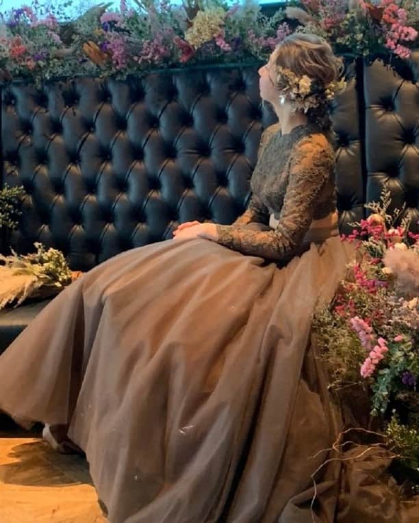 ゼクシィさんのインスタグラム写真 - (ゼクシィInstagram)「【個性的なデザインに視線集中！ドレス花嫁SNAP★part3】 . できればひと味違った花嫁姿で一目置かれたい！ そんな願いを叶えてくれる、デザインに一ひねりある 個性的なカラードレスの花嫁実例をご紹介します🌿 . 【写真1】チャコールグレーのカラードレス 唯一無二なデザインと色に一目惚れ😍 スモーキーなチャコールグレーの色みで 大人っぽい印象になれるところもお気に入り！ （ @fmak_wedding さん） . 【写真2〜3】テラコッタ色のカラードレス 遠くからも目を引く珍しいテラコッタカラー。 トロンとして軽やかな素材感のスレンダーライン。 可愛いフロントに対して背中は大胆に💗 （ @wd03_m さん） . 【写真4～5】ブラウンのカラードレス 色のみ変更できるセミオーダーのドレス。 グレーに近いブラウンでクールな印象にしつつ、 長袖レース＋チュールスカートで可愛らしさも。 （ @20200222sm さん） . 【写真6〜7】カーキのカラードレス 重厚感のあるグリーンに、スッキリとした胸元、 内側には別色のチュールを使っているところも素敵✨ シンプルな中に大人っぽさと女性らしさがあるドレス。 （ @a.nnnn_wedding さん） . もっと詳しく知りたい人は #ゼクシィアプリ をチェック！ 「一ひねりあるデザインにきゅん！個性的なウエディングドレスSNAP14」 . +♥+:;;;:+♥+:;;;:+♥+:;;;:+♥+:;;;:+♥+:;;;:+♥ . プロポーズから結婚式まで素敵なお写真募集中！ . ゼクシィ公式アカウントでお写真を紹介してみませんか？ 【#ゼクシィ2021】 を付けて投稿してください♡ . +♥+:;;;:+♥+:;;;:+♥+:;;;:+♥+:;;;:+♥+:;;;:+♥ . ▼公式アプリもCHECKしてね ゼクシィアプリはURLから👀 @zexyrecruit   #ウェディングドレス#カラードレス#お色直し#ドレス迷子#ドレス探し _ #ドレス試着#ドレス試着レポ#ブライダルヘア#ブライダルヘアアクセ#ヘッドドレス差し色シューズ#ウェディングフォト#卒花レポ#卒花嫁 _ #全国のプレ花嫁さんと繋がりたい#日本中のプレ花嫁さんと繋がりたい#前撮りレポ#お支度ショット#運命の一足#ウェディングシューズ#2020冬婚#2020秋婚#2021夏婚#2021春婚 _ #ブライダルシューズ#ゼクシィ#ちーむゼクシィ#プロポーズされたらゼクシィ」1月13日 12時00分 - zexyrecruit