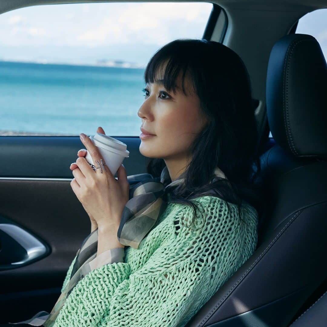 TOYOTAさんのインスタグラム写真 - (TOYOTAInstagram)「【YARIS CROSS×FIGARO】 女優、板谷由夏が週末車旅へ。目的地は東京から車で１時間ほどの葉山エリア。途中北鎌倉でテイクアウトしたコーヒーで、ドライブ後のリラックスタイム。窓の向こうに広がる海は、どこまでも青い。⠀  旅の全行程はサイトをチェック→ https://madamefigaro.jp/travel/feature/201219-toyota.html⠀ ⠀ #ヤリクロ #yariscross #withyc #車旅 #フィガロ旅 #板谷由夏 #PR」1月13日 12時01分 - toyota_jp