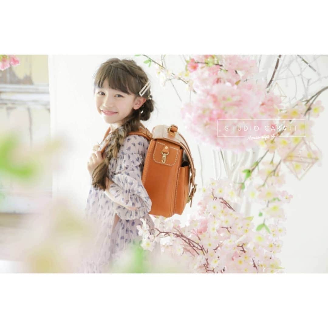 スタジオキャラット奈良大宮通り店のインスタグラム：「⇨ #kids_japan_ootd ☺︎♩*＊ . . 新しいお衣装が入荷しました♡ . . 卒業、入学の撮影ご予約受付中☆彡 . . . .  #スタジオキャラット奈良大宮通り店 #奈良フォトスタジオ #カメラ#スタジオ#ベビーフォト#キッズフォト#キッズスタジオ#七五三#100日祝い#お宮参りフォト #マタニティ #成人式 #753#photostudio#camera#photographer #l4l#キッズコーデ#スタジオキャラット#フォトスタジオ#写真館#奈良#奈良フォトスタジオ #写真好きな人と繋がりたい#ファインダー越しの私の世界#キッズファッション#カジュアルフォト#おしゃれフォト#自然光撮影」
