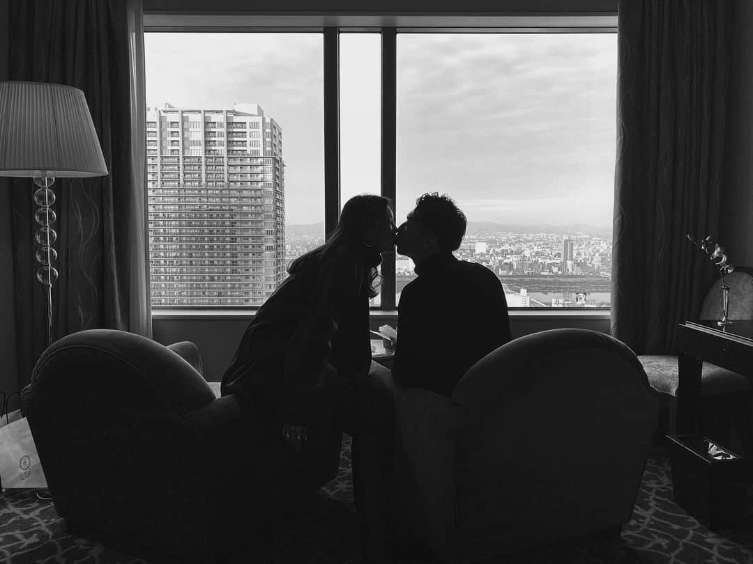 のインスタグラム：「🥴🖤🖤🖤」